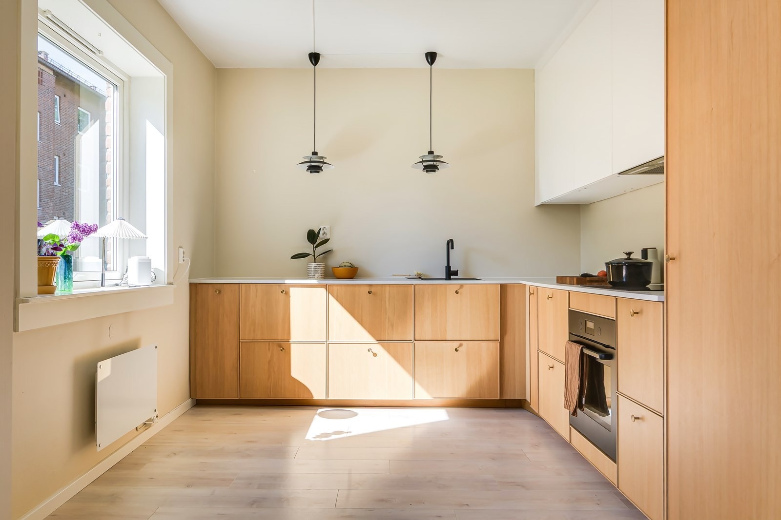 Velkommen til en lys og herlig 3-roms leilighet i Etterstadsletta 55 B, her bor du i rolige og grønne omgivelser på Etterstad. Galleribilde