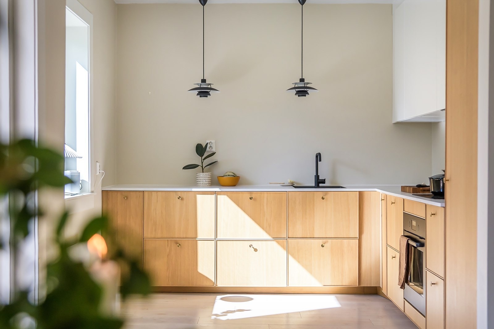 Kjøkkenet er utstyrt med integrerte hvitevarer som kjøle- og fryseskap, komfyr, platetopp og oppvaskmaskin Galleribilde