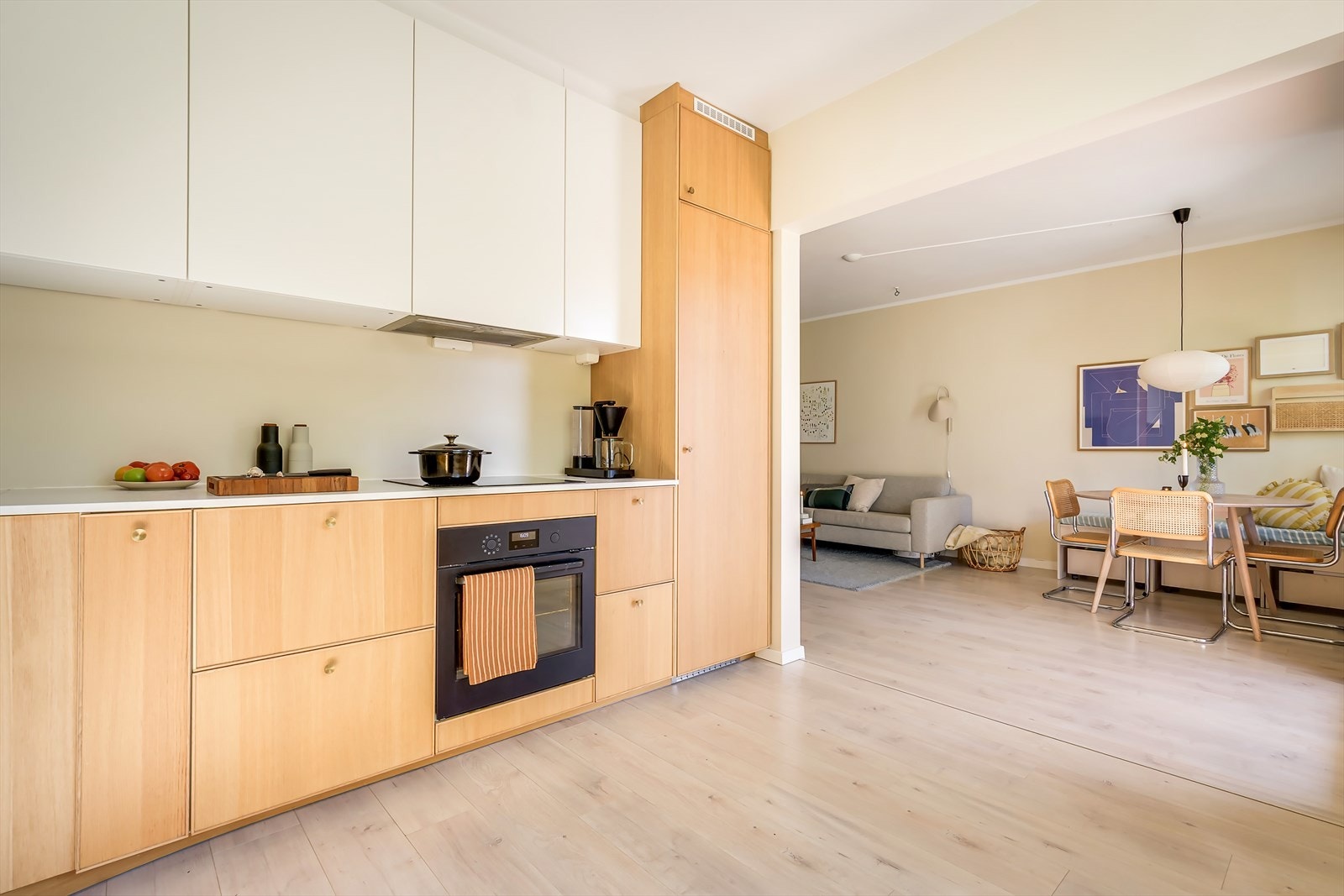 Rikelig med oppbevaringsmuligheter i over- og underskap Galleribilde