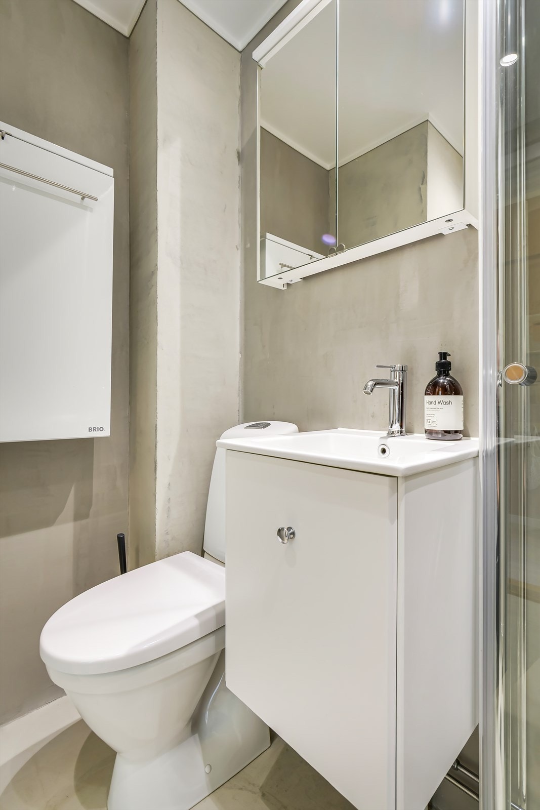 Baderomsinnredningen består av servantskap, speilskap, dusjsone, toalett og opplegg for vaskemaskin Galleribilde