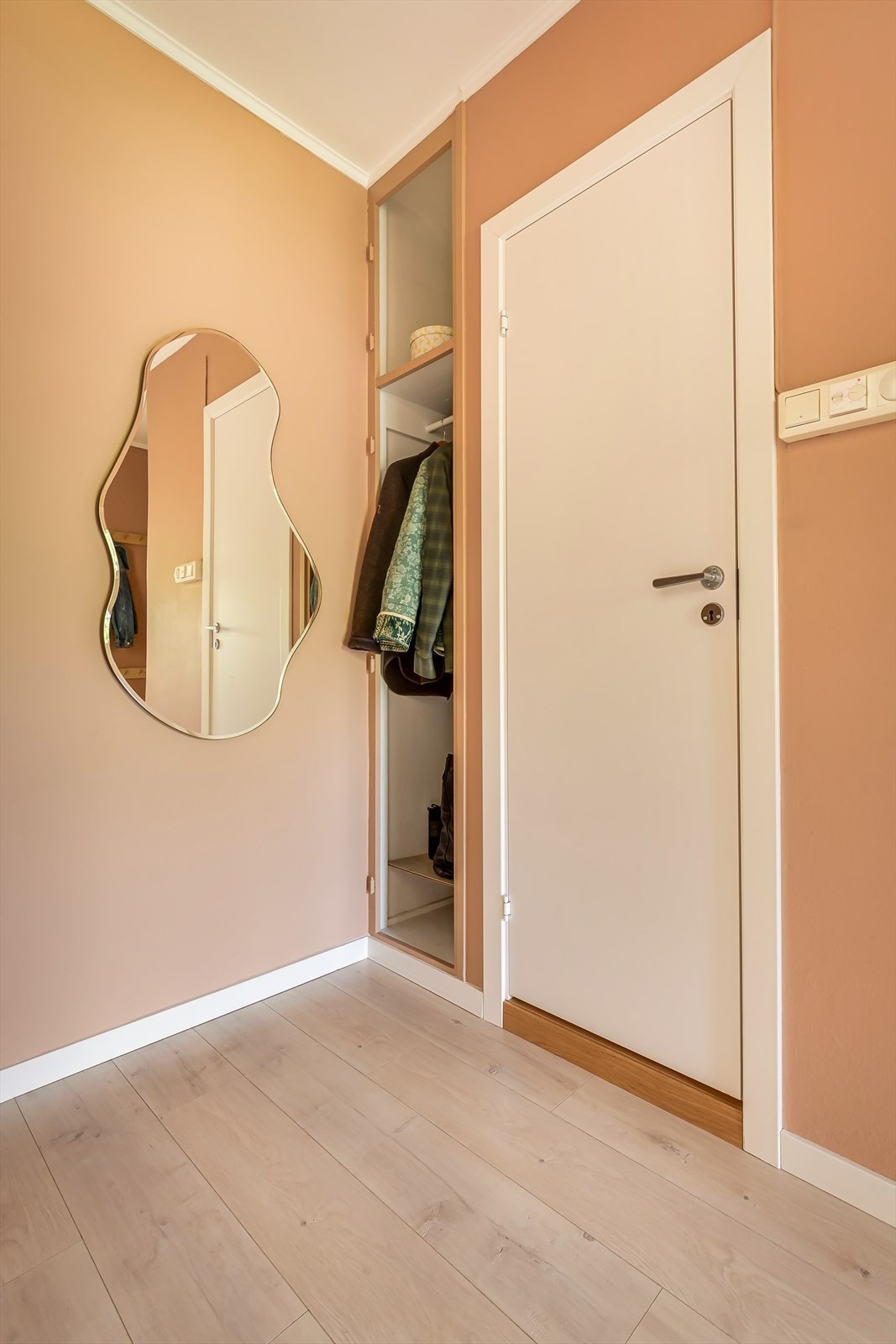 Her er det plass til å henge fra seg yttertøy og sko Galleribilde