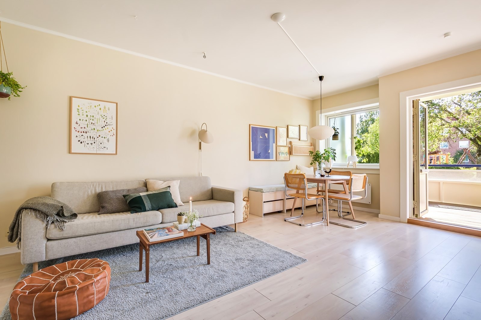 Lys og romslig stue med god plass til sofa, spisebord og øvrig møblement Galleribilde