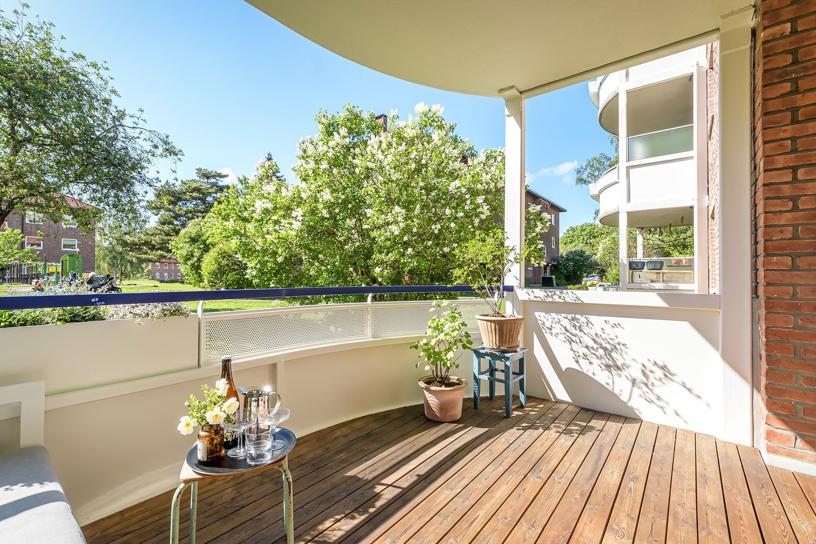 Balkongen er vendt mot grønne omgivelser Galleribilde