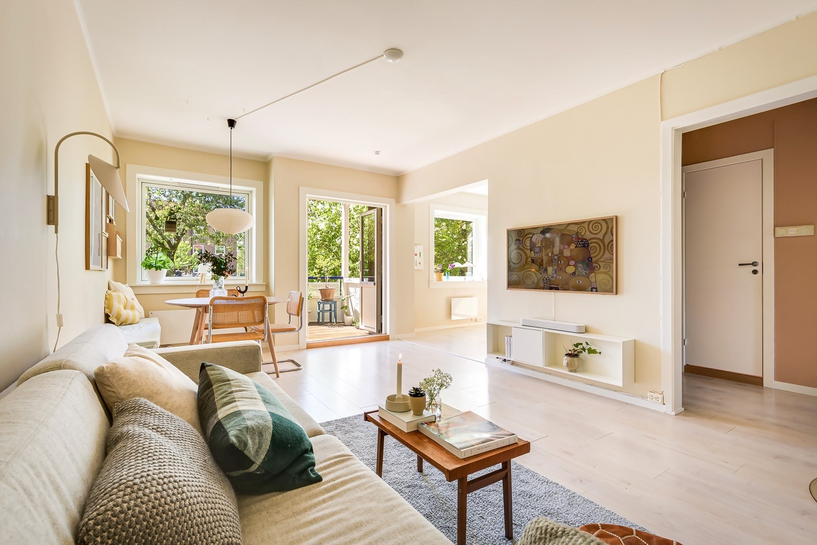 En innflytningsklar 3-roms beliggende i et populært borettslag på Etterstad. Etterstad Sør er et ettertraktet og flott borettslag med god vedlikeholdshistorikk. Galleribilde