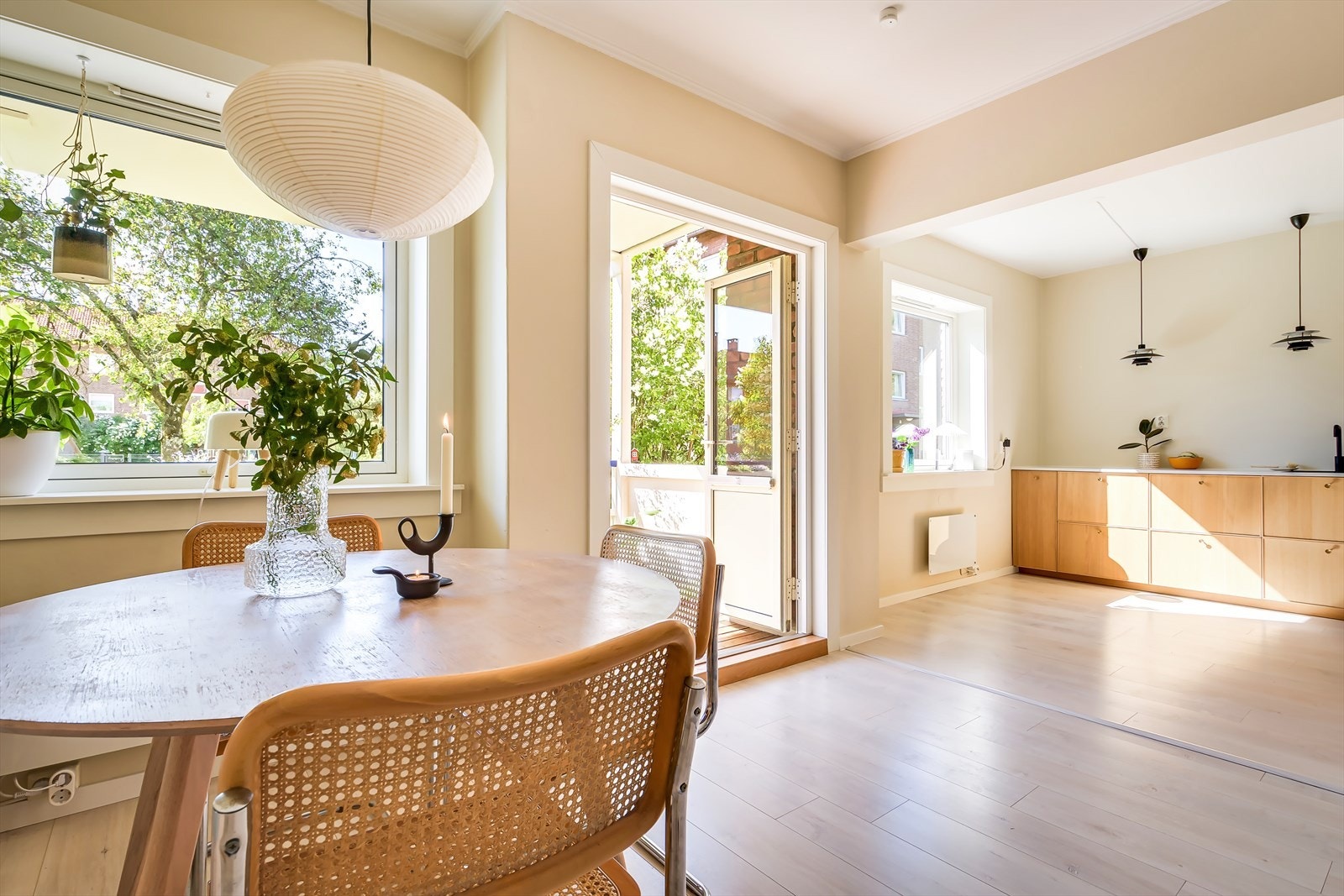 Leiligheten er vesentlig oppgradert i nyere tid. Kjøkken fra 2020 og bad oppgradert med mikrosement. Galleribilde