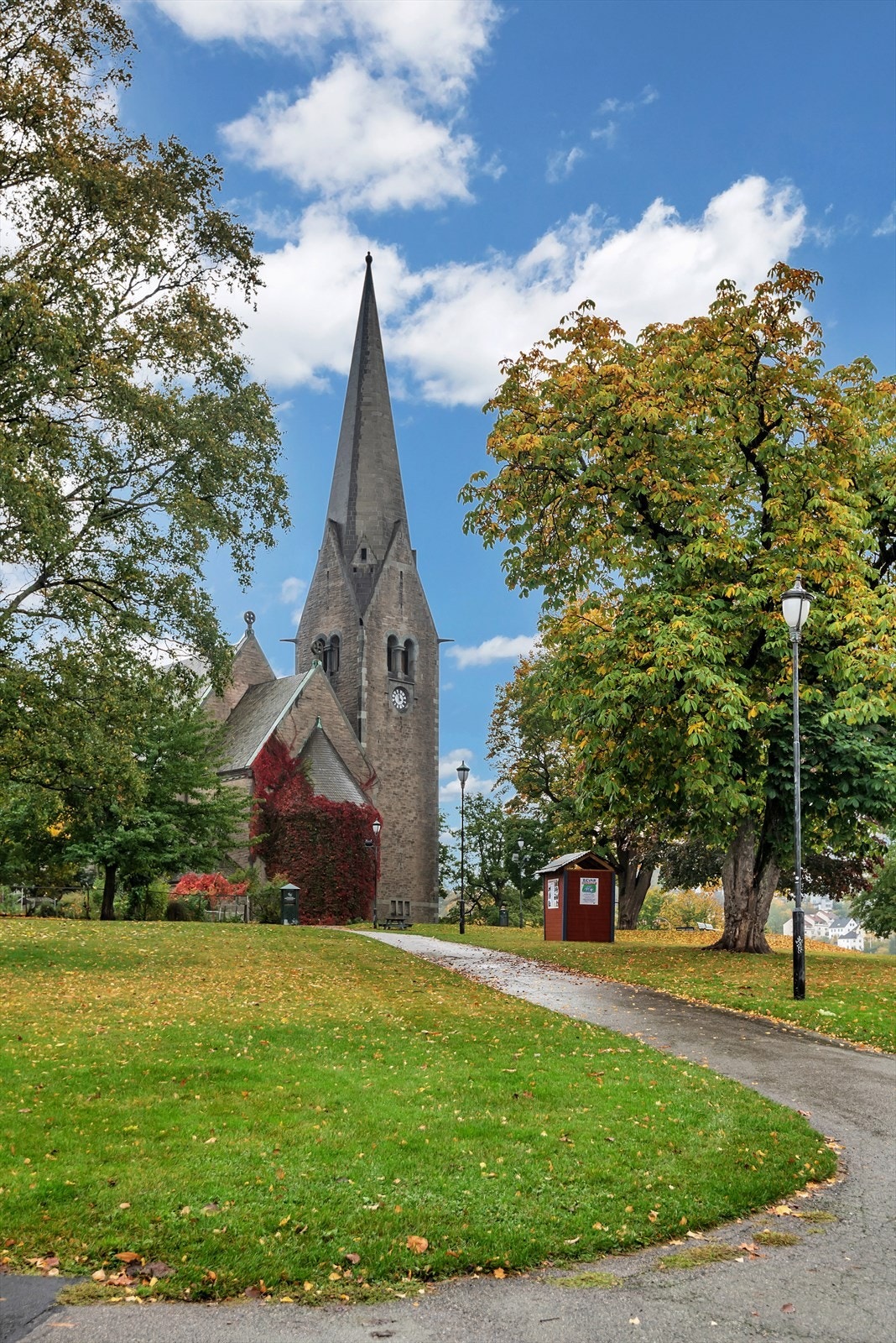 En kort spasertur unna finner du Vålerenga kirke med en koselig park. Her kan man ha piknik om sommeren eller ake om vinteren Galleribilde