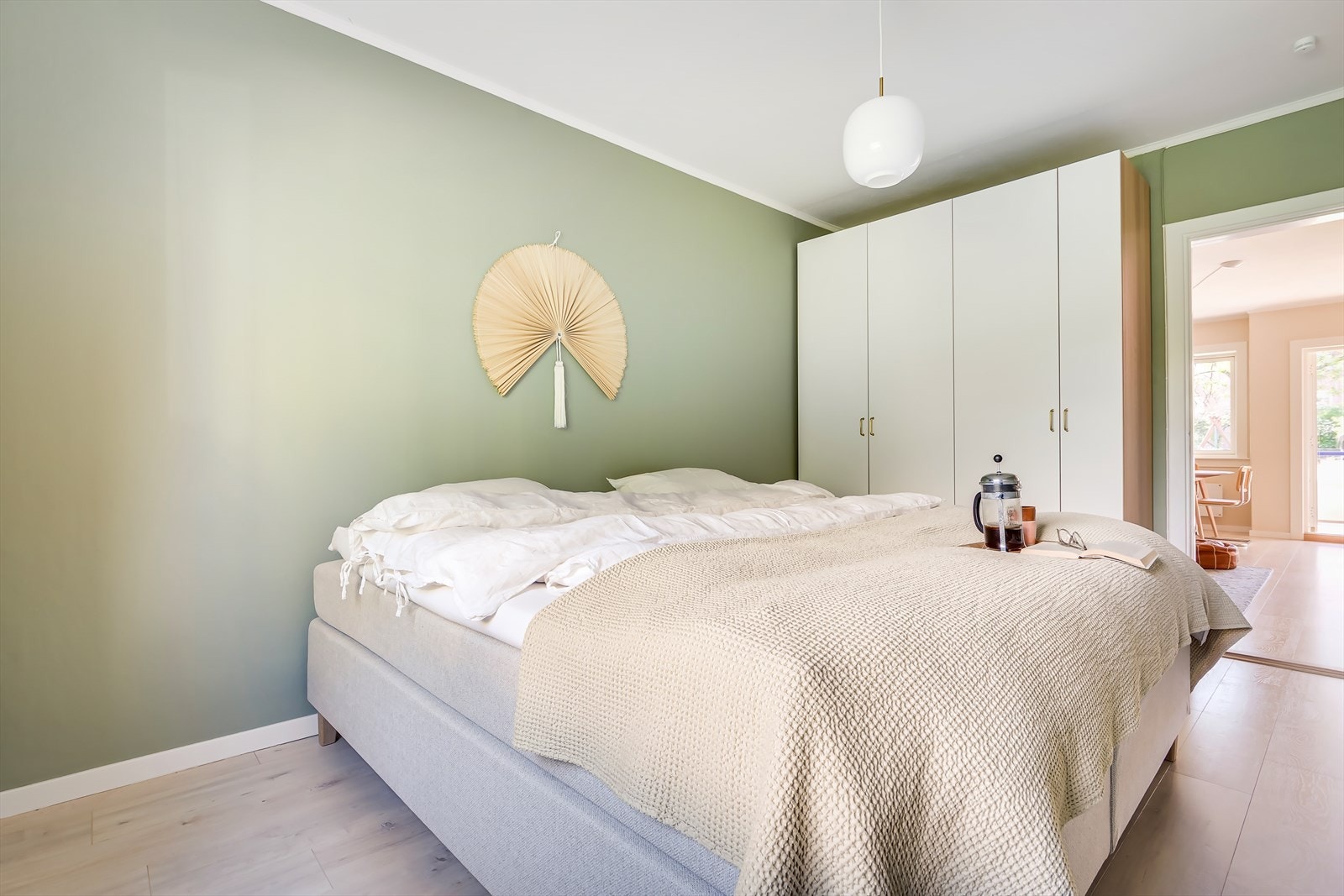 Hovedoverommet har god plass til dobbeltseng, nattbord på begge sider og garderobeskap Galleribilde