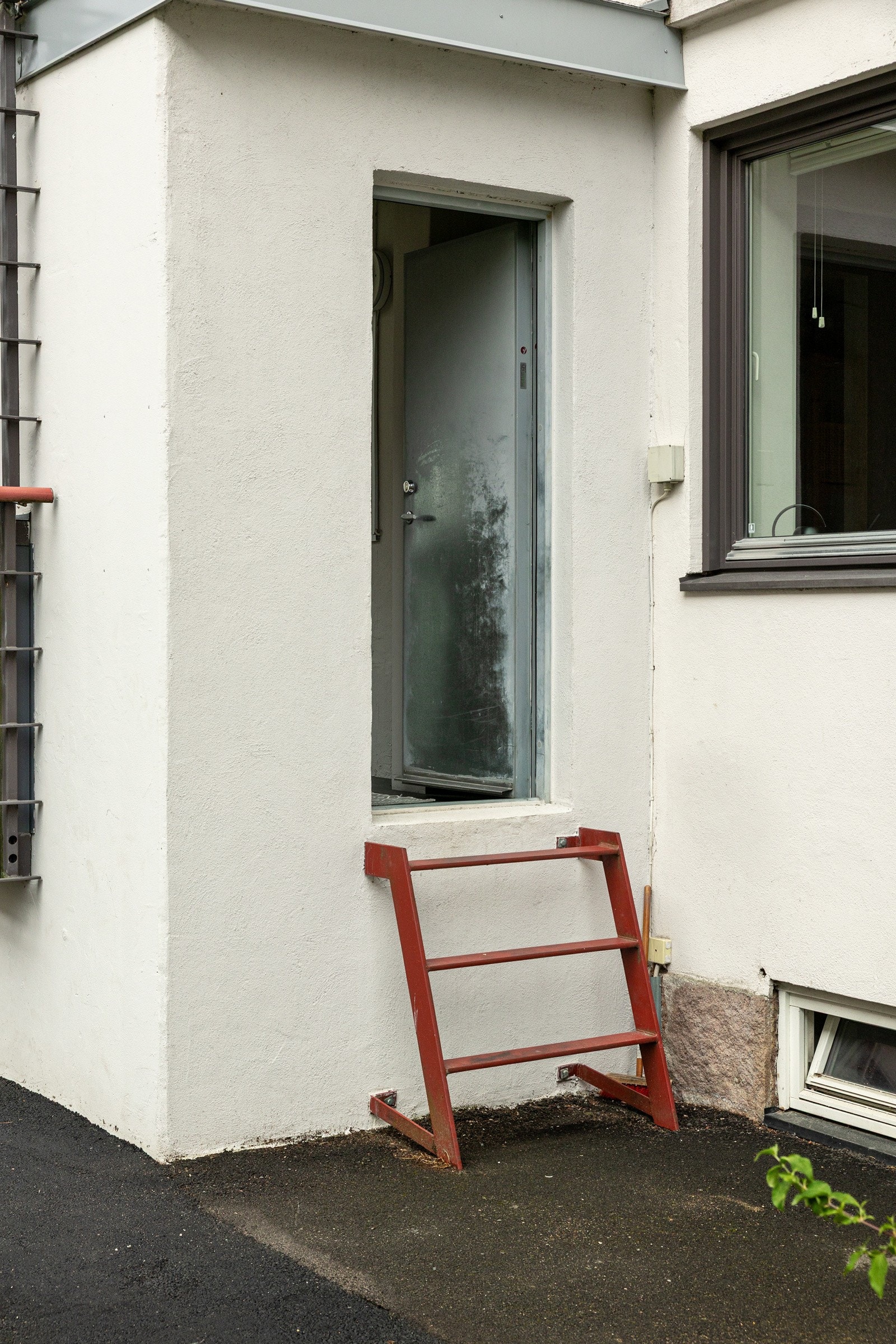 Balkongdøren leder direkte ut mot grøntareal og asfaltert plass for av/pålessing Galleribilde