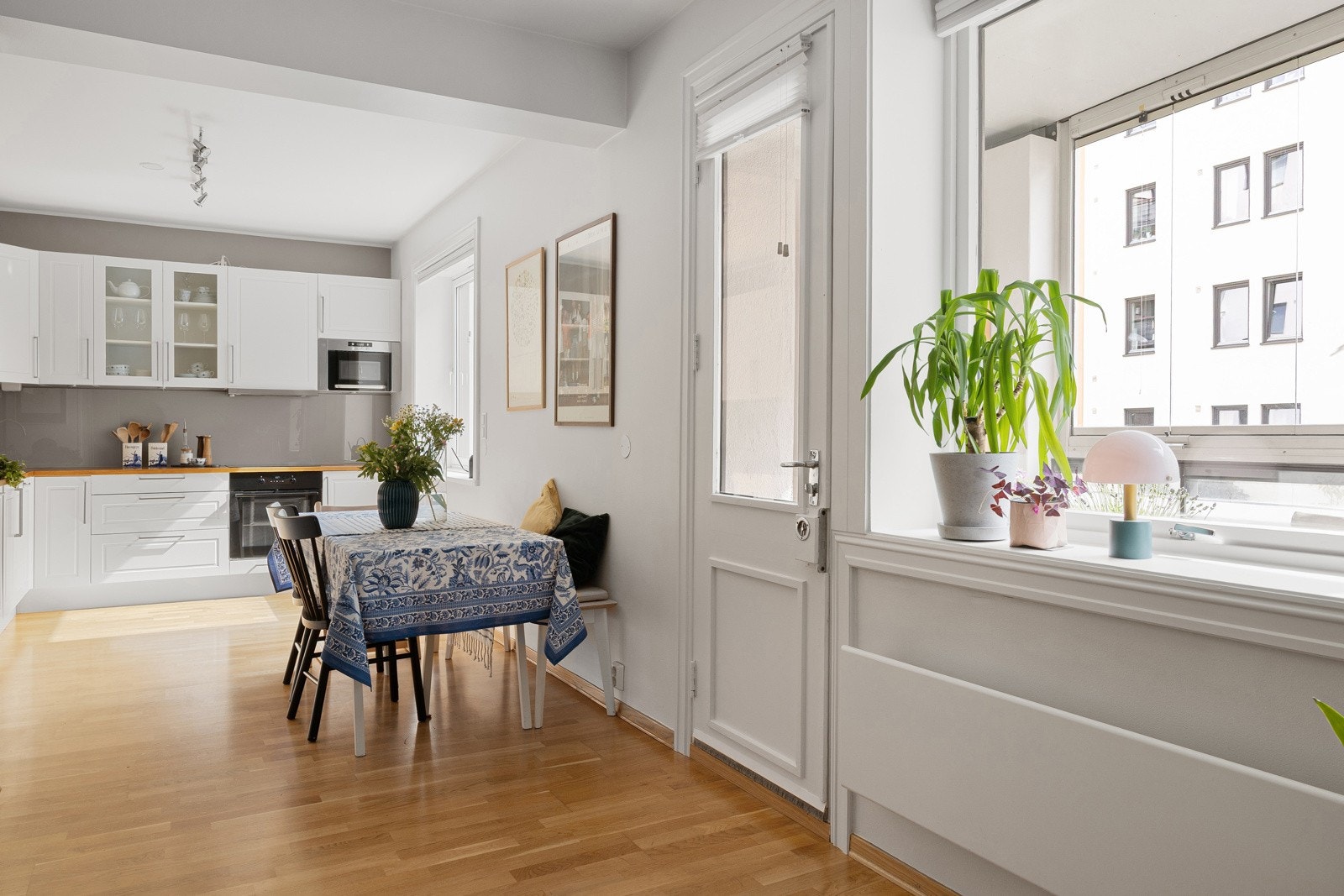 Åpen planløsning mellom stuen og kjøkkenet Galleribilde