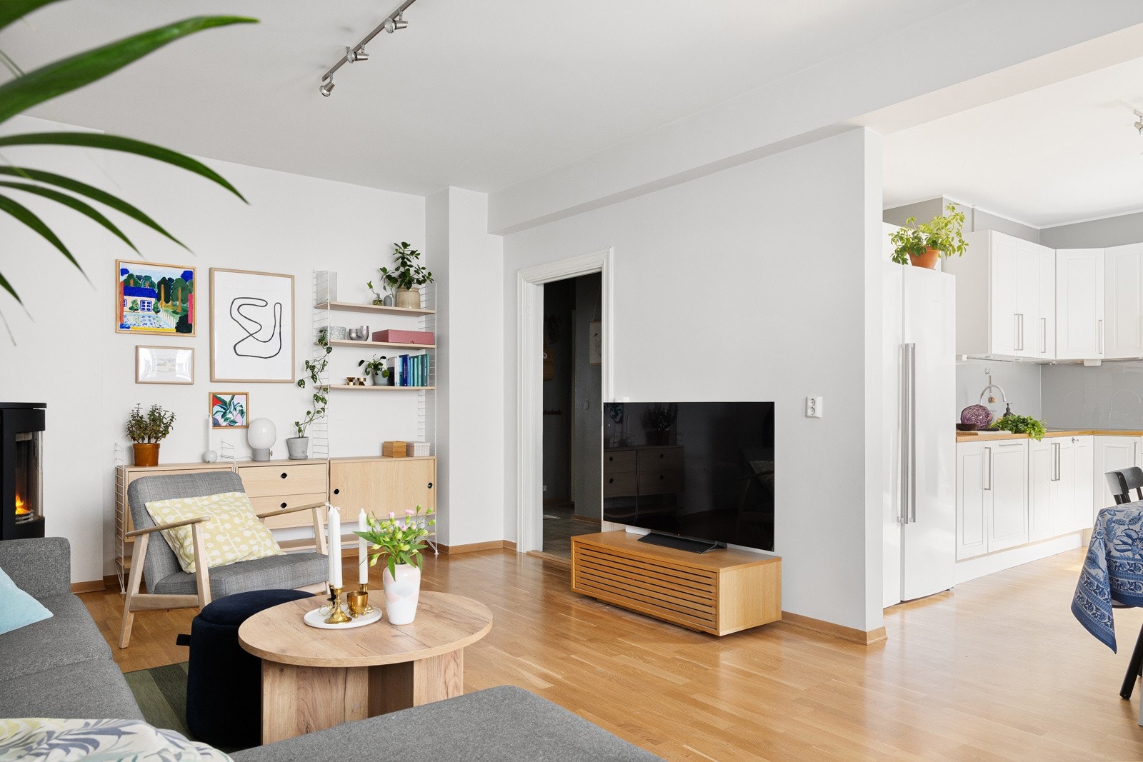 Stuen er romslig og har god plass til stor sofa, mediamøblement og evt. skrivepult eller bokhyller Galleribilde