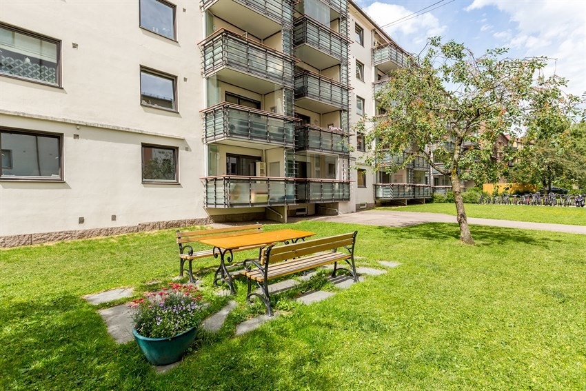 Pent opparbeidede fellesarealer med gressplen, løvtrær, prydbusker, sittegrupper, grillplass og sykkelparkering Galleribilde