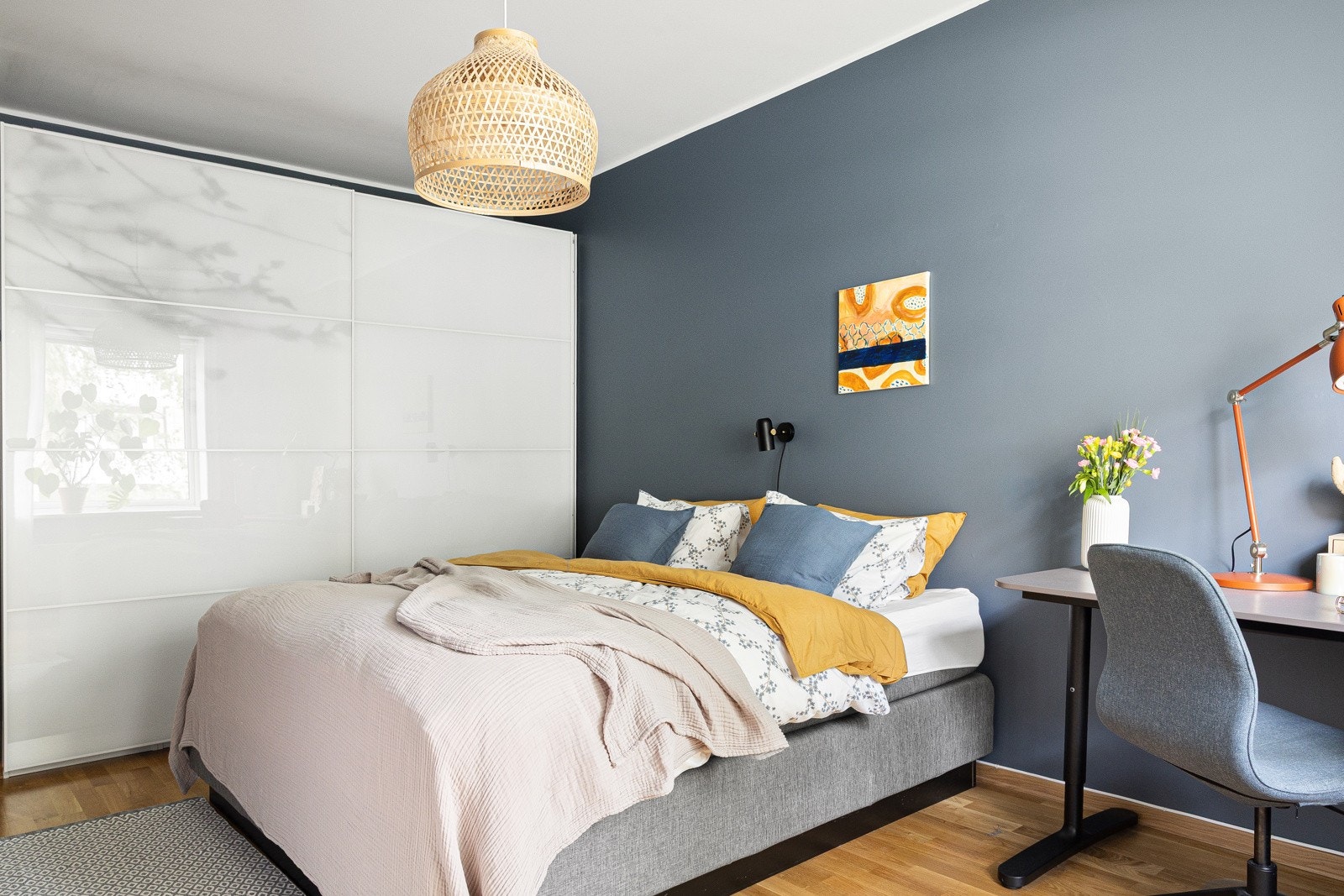 Godt med oppbevaringsplass i garderobeskap i nisje, i tillegg til ytterligere oppbevaring i kommoder. Galleribilde