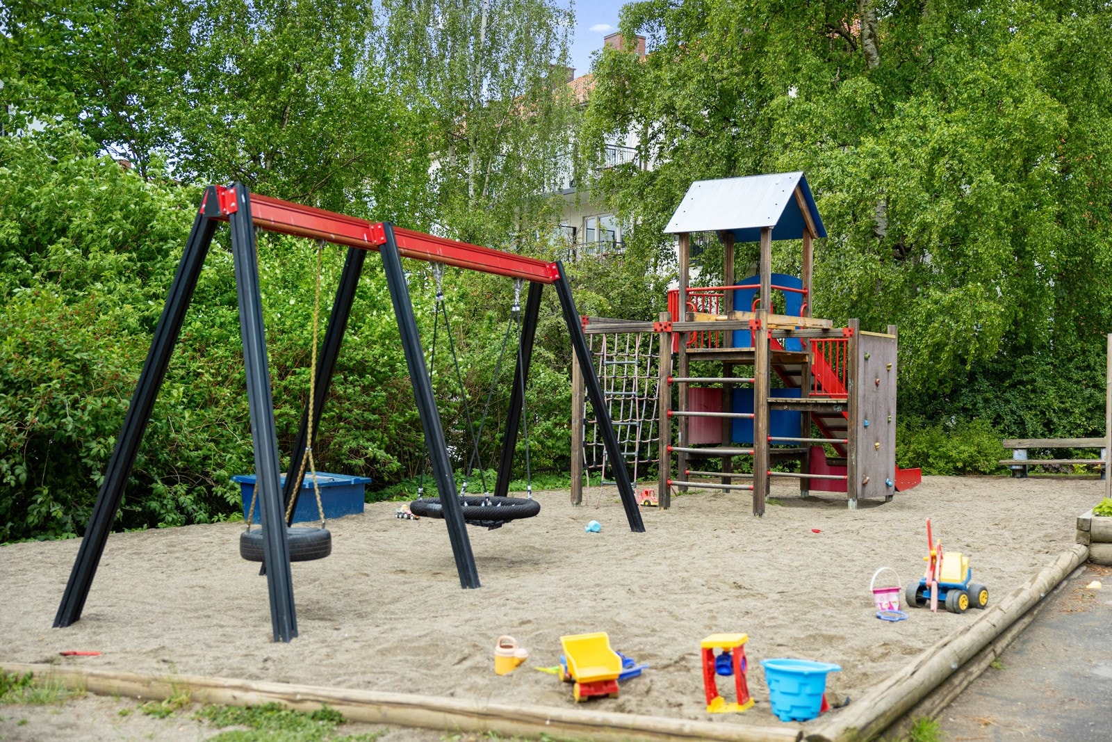 Hyggelig og nylig oppgradert lekeplass i borettslagets bakgård med sandkasse og lekestativ Galleribilde