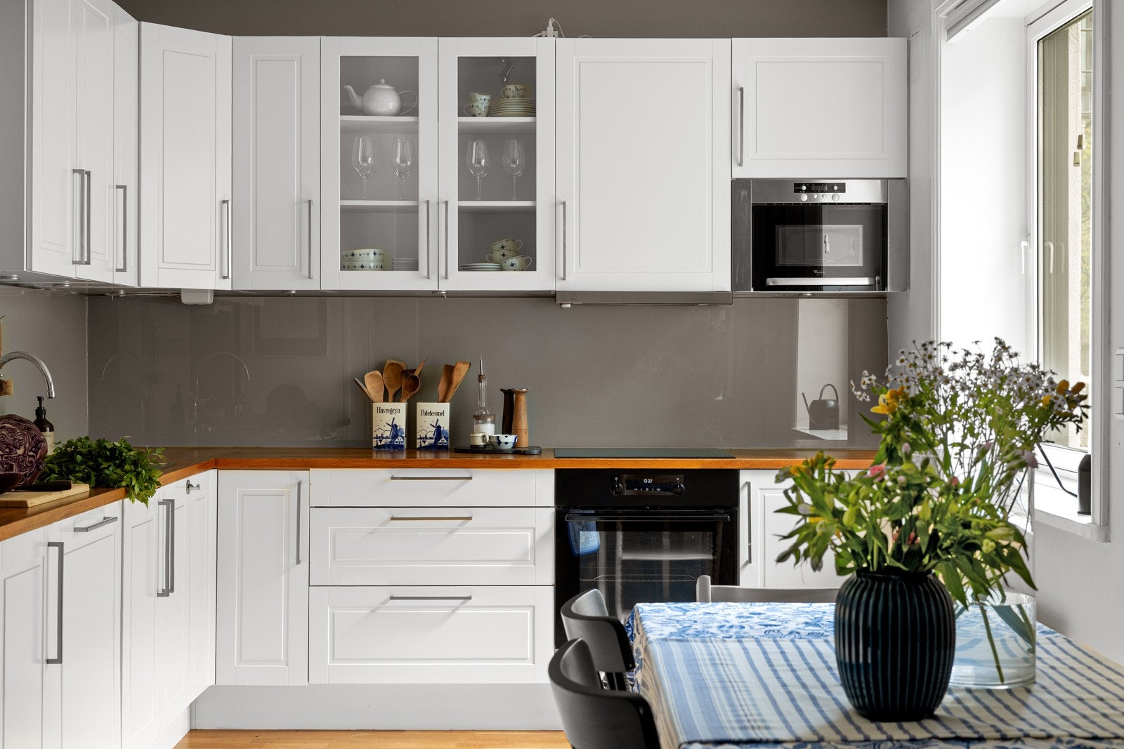 Integrerte hvitevarer som oppvaskmaskin fra Blomberg, micro fra Whirlpool, stekeovn fra Gorenje og platetopp fra Bosch samt avtrekksvifte fra Røroshetta. Opplegg for frittstående kjøleskap og fryserskap. Galleribilde