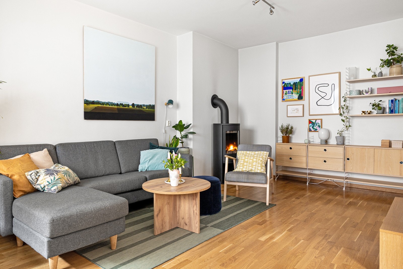 Dette er en innbydende og velholdt 3-roms leilighet med peis Galleribilde