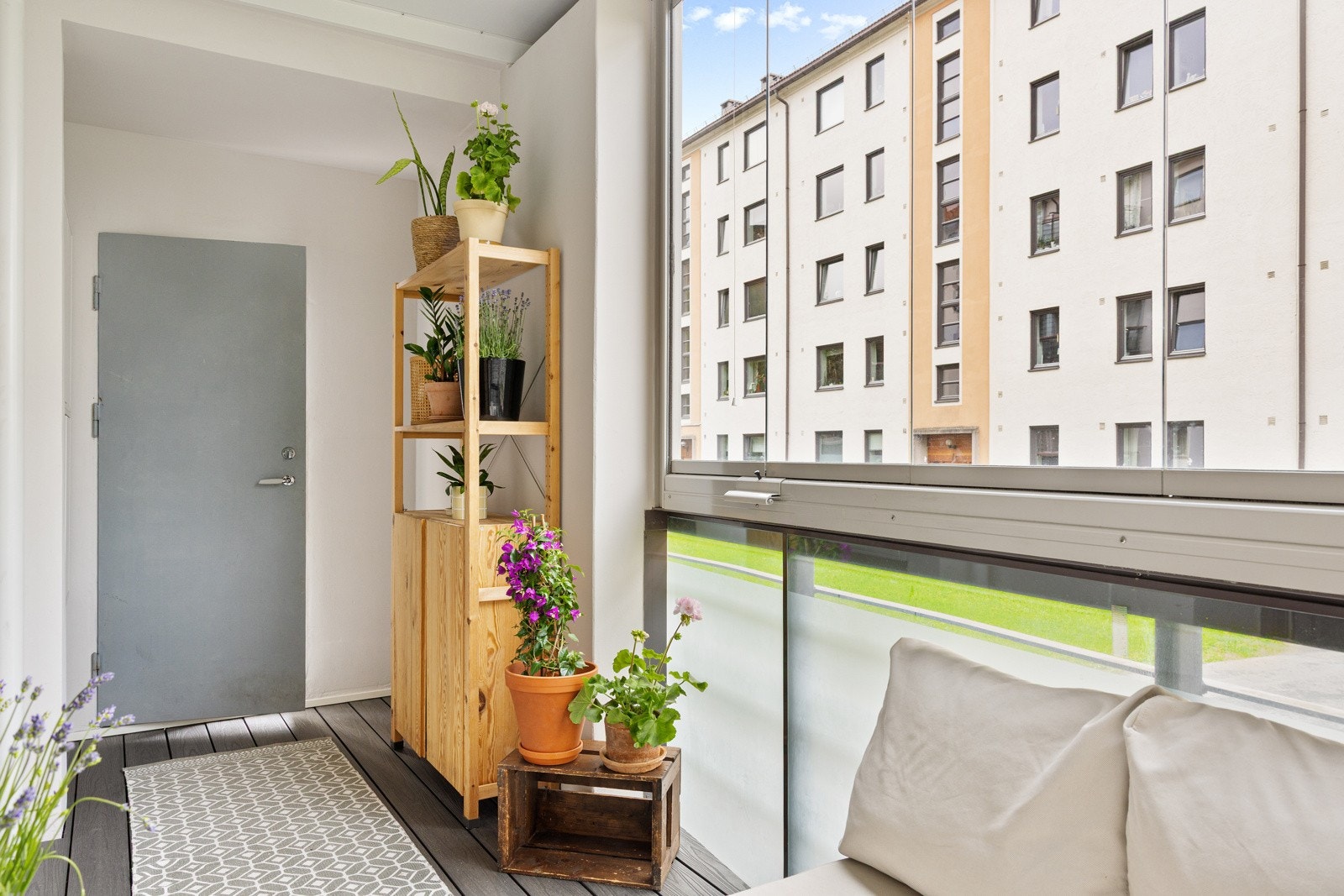 Fra leiligheten er det direkte adgang til bakgård og for av/på-lessing av bil fra balkong. Balkong kan låses fra utsiden. Galleribilde