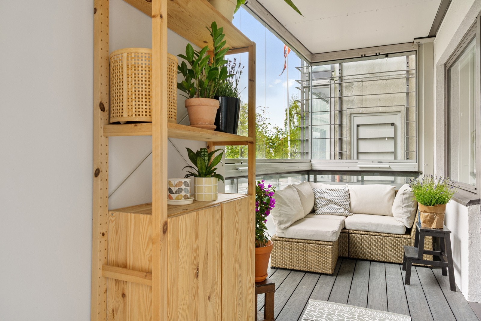 Balkong på 7,5 m² fungerer som en forlengelse av stuen Galleribilde