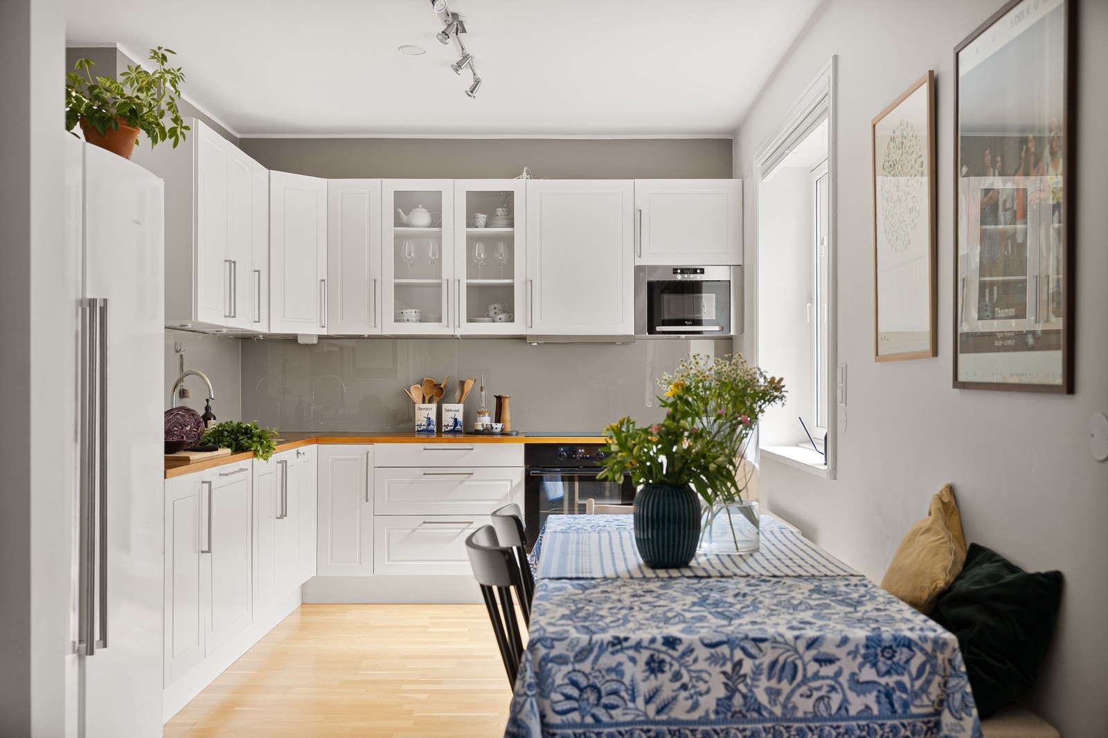 Meget pent og tidløst HTH-kjøkken i delvis åpen løsning mot stue/spisestue Galleribilde