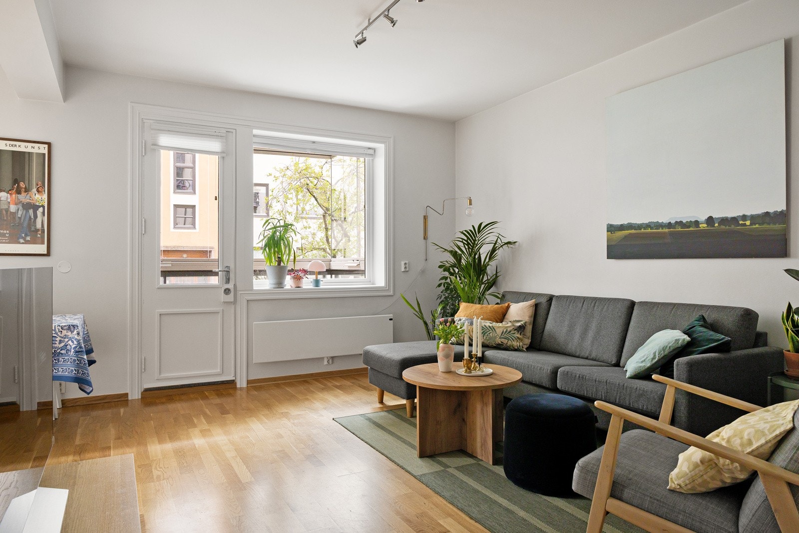 Fra stuen er det utgang til balkong på 7,5m². Balkongen har sol fra morgen til ca. kl 13:30 gjennom sommerhalvåret Galleribilde