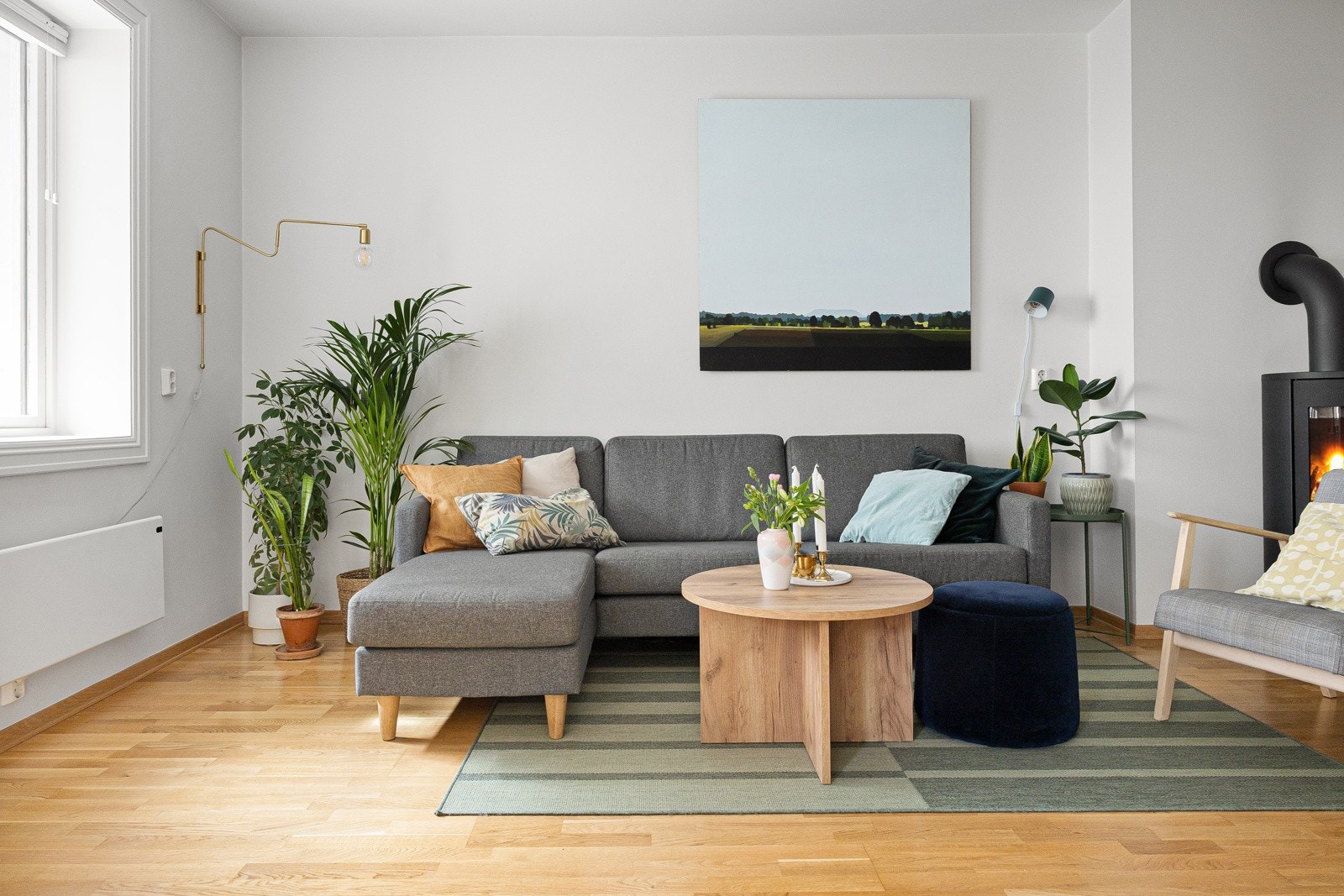 Stuen har slette, malte vegg- og himlingsflater Galleribilde