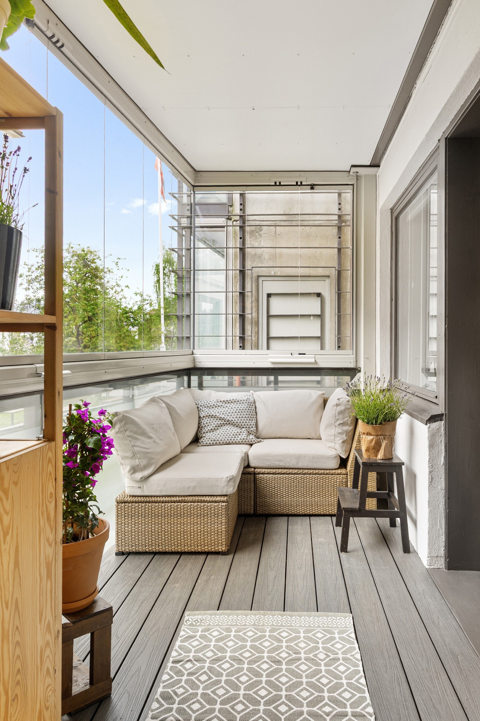 Balkongen er innglasset, men glassene kan trekkes til side dersom man ønsker å åpne opp Galleribilde