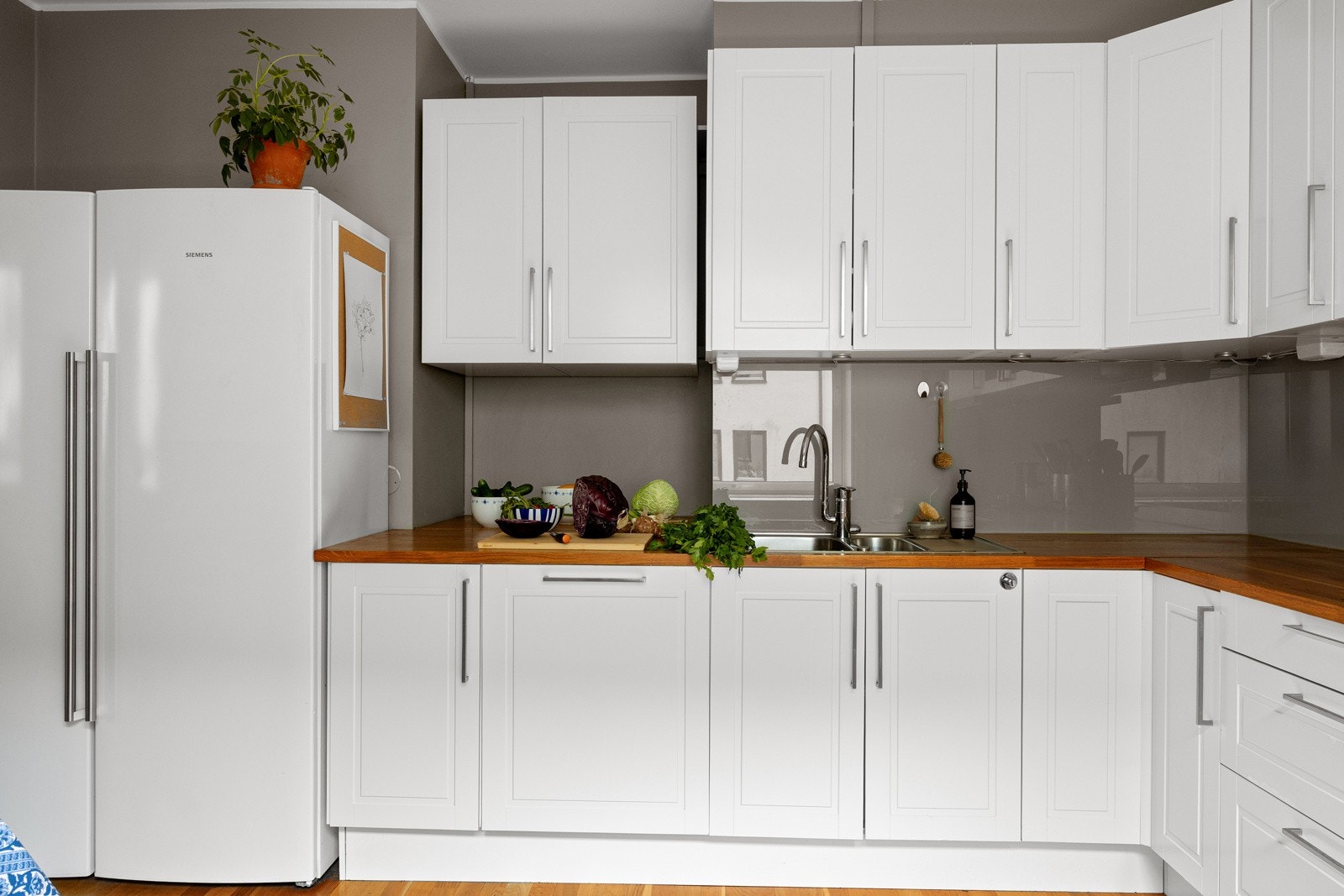 Innredningen består av profilerte fronter, overskap med benkebelysning og plexiplater på vegger. Heltre benkeplate med nedfelt stålkum og ett-greps armatur i krom Galleribilde