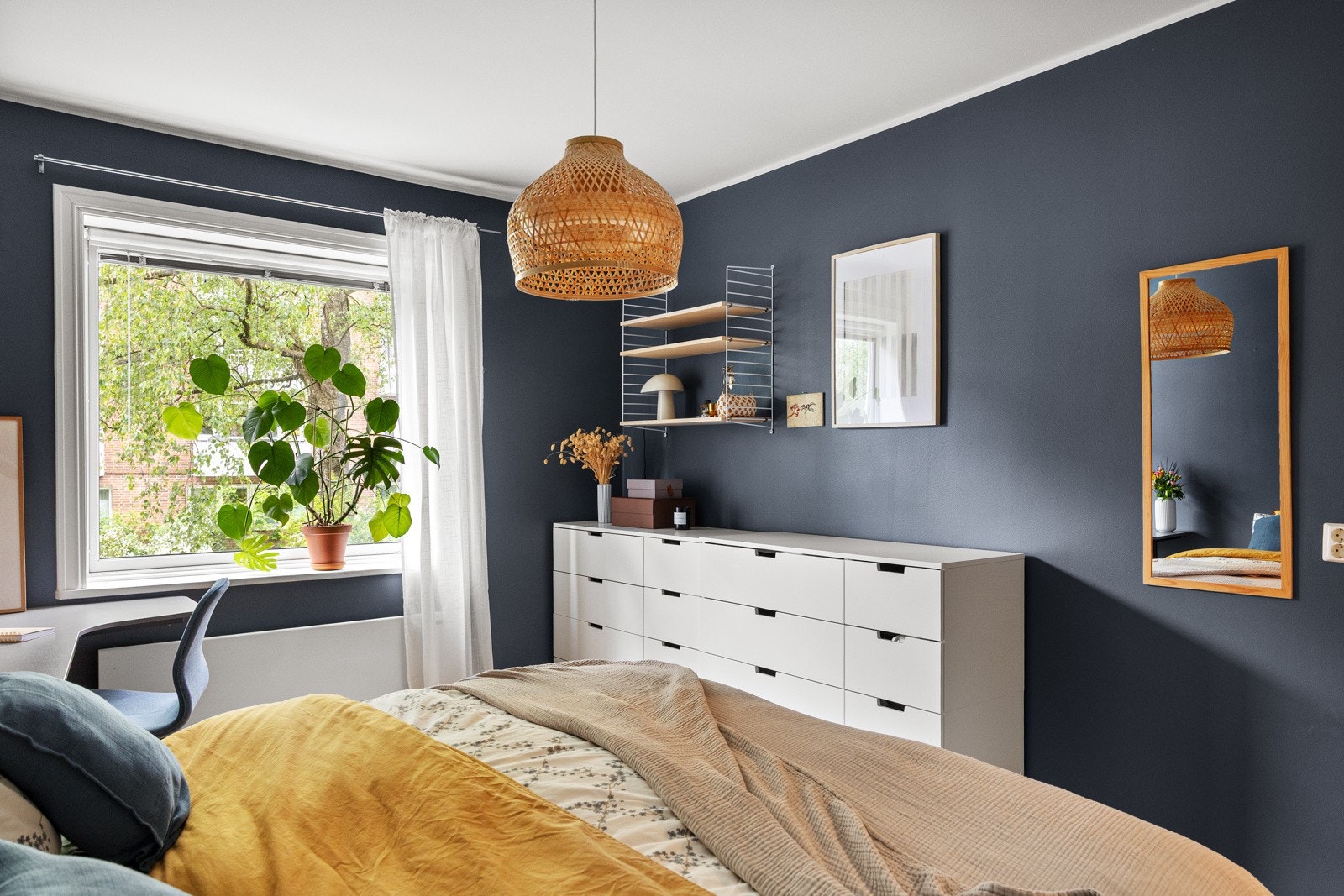 Rommet er malt i en behagelig blåtone Galleribilde