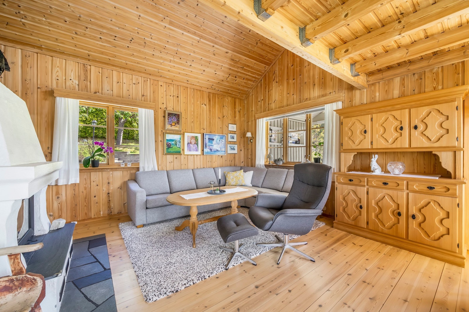 Sofakrok med utsikt og peis til hustrige dager. Galleribilde
