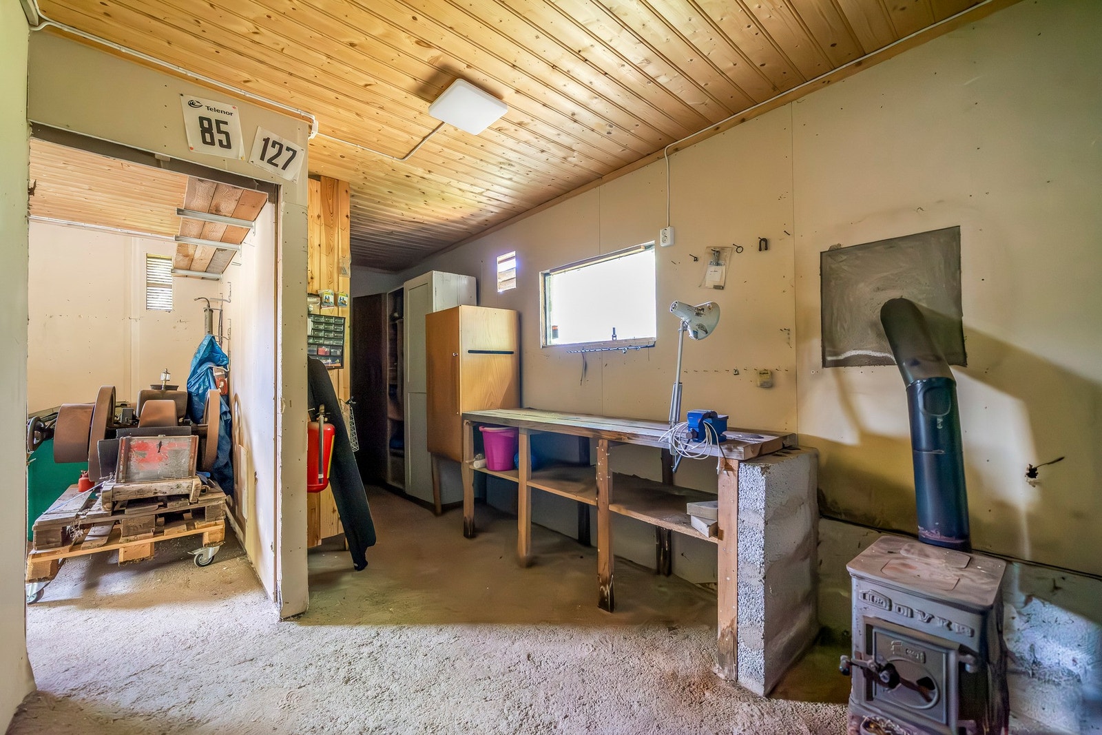 Verksted i uthuset. Vedovn. Galleribilde