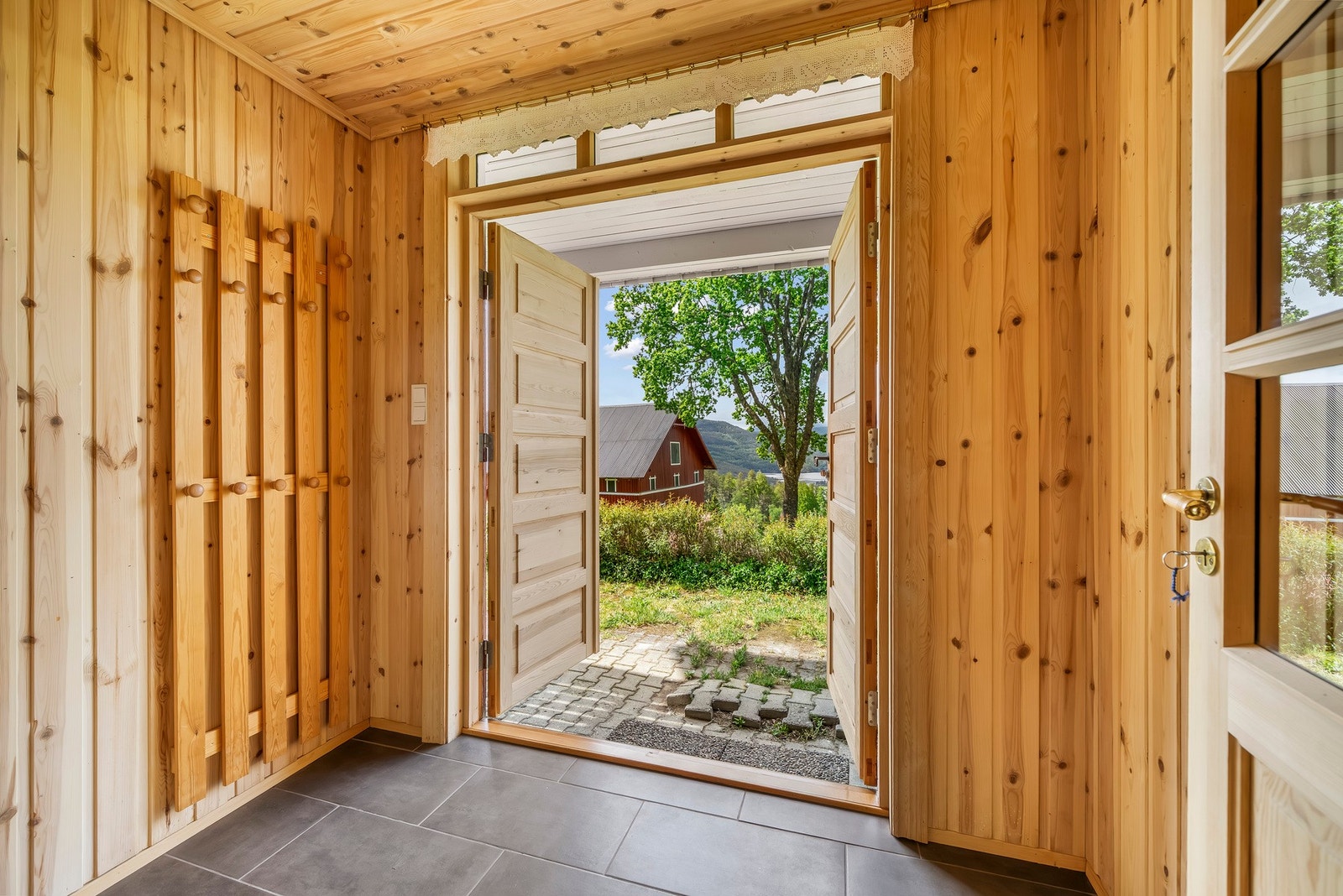 I underetasjen er det i tillegg til trappen, en egen inngang. Galleribilde