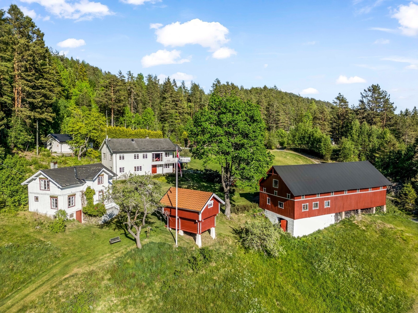 Eiendommen er fordelt på to gbnr. og er på totalt ca. 249,6 da. Bestående av 20,5 da overflatedyrka jord, 187 da skog og resterende 42,1 da på annet markslag og bebygd areal. Galleribilde