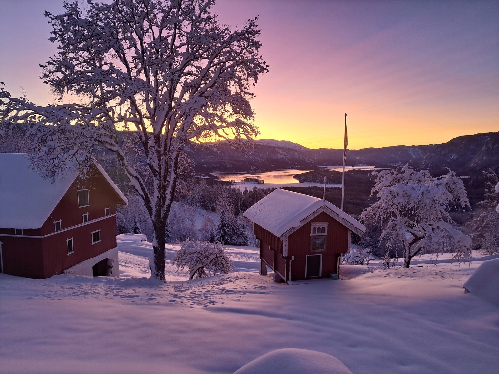 Fantastiske solnedganger og snørike vintere. Selgers private foto. Galleribilde