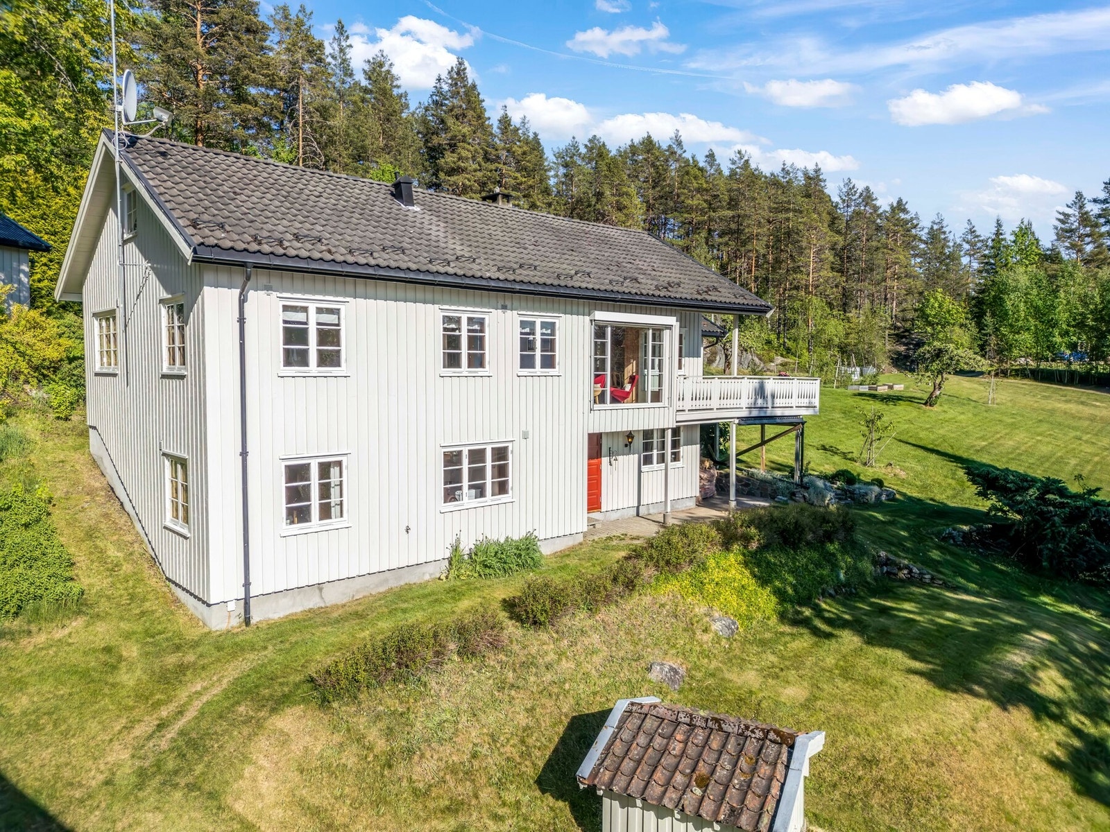På eiendommen er det godt med boltreplass. I den store hagen er det mange muligheter. Hva med egen grønnsakshage, hønsehus eller geitehold? Galleribilde