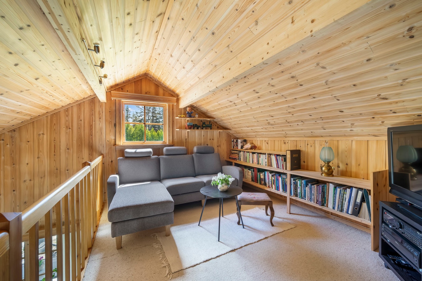 På loftet/hemsen finner vi en koselig tv- og lesekrok. Galleribilde