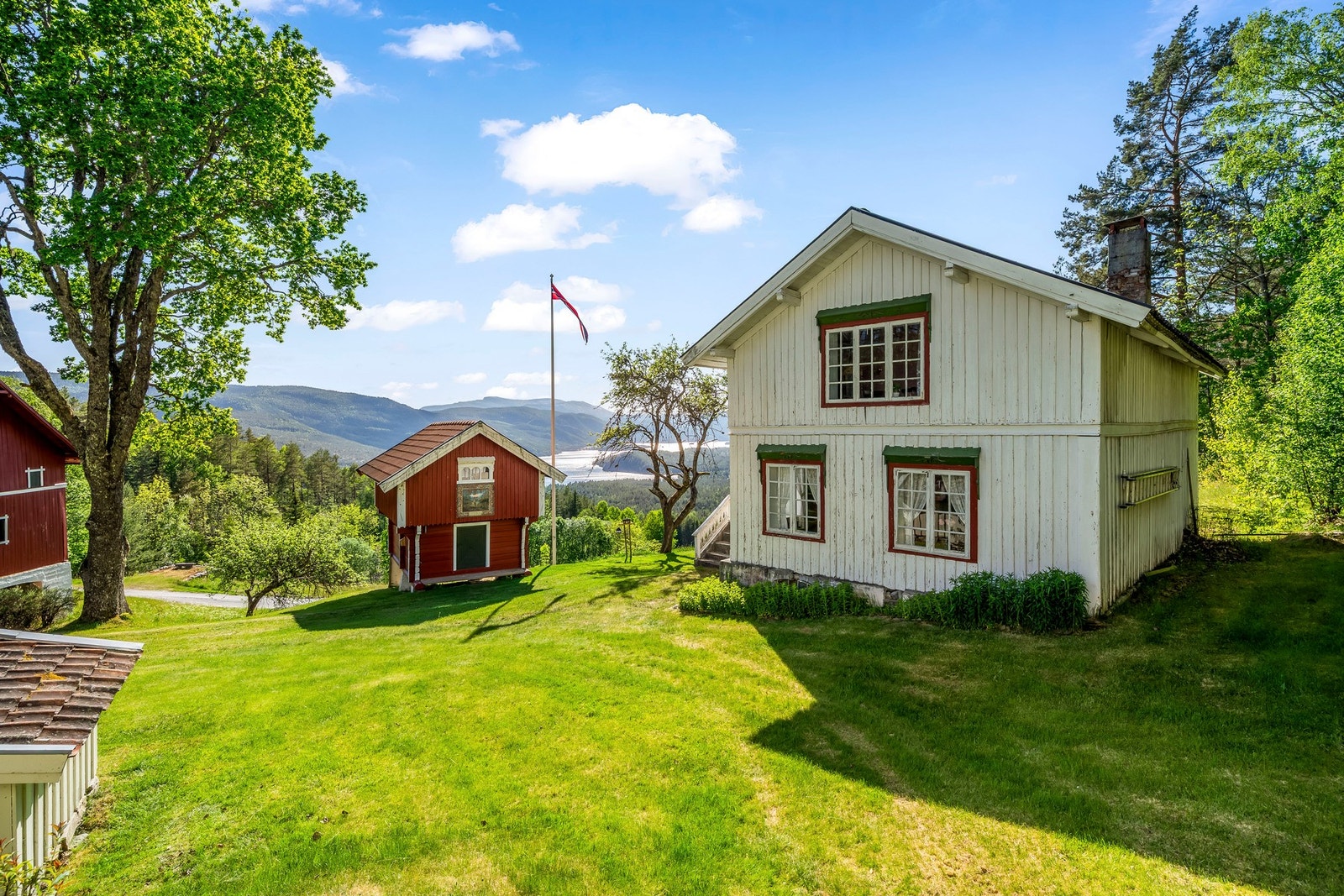 Velkommen inn i det eldre våningshuset på Brekkegrendvegen 292! Galleribilde