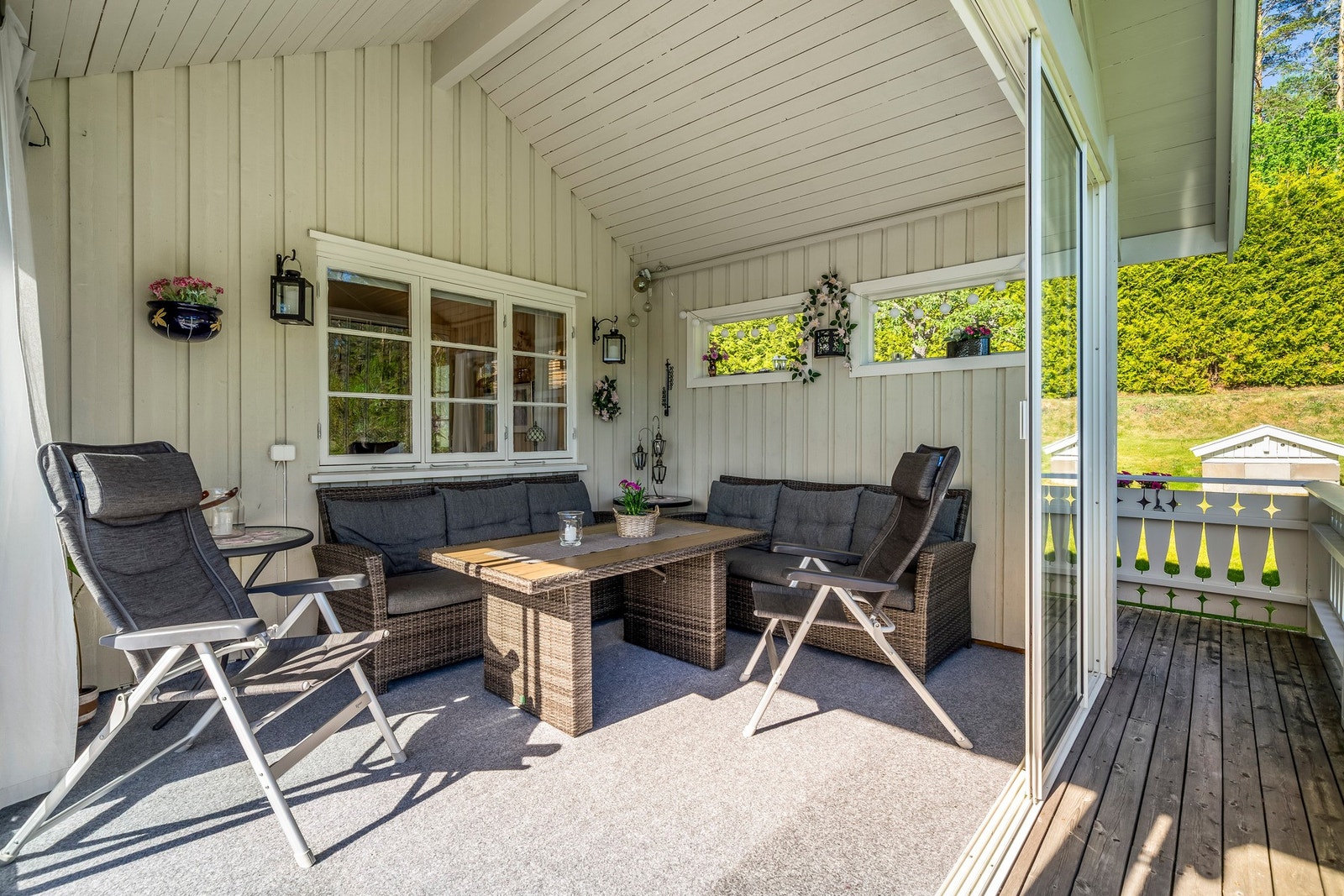 På verandaen finner vi en utestue vendt mot sør. Her er det godt å sitte hele året. Galleribilde