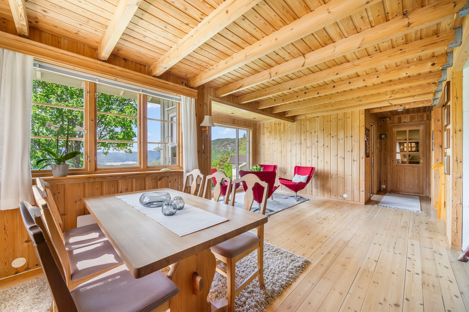 Spisebordet har fin plass i stuen. Galleribilde
