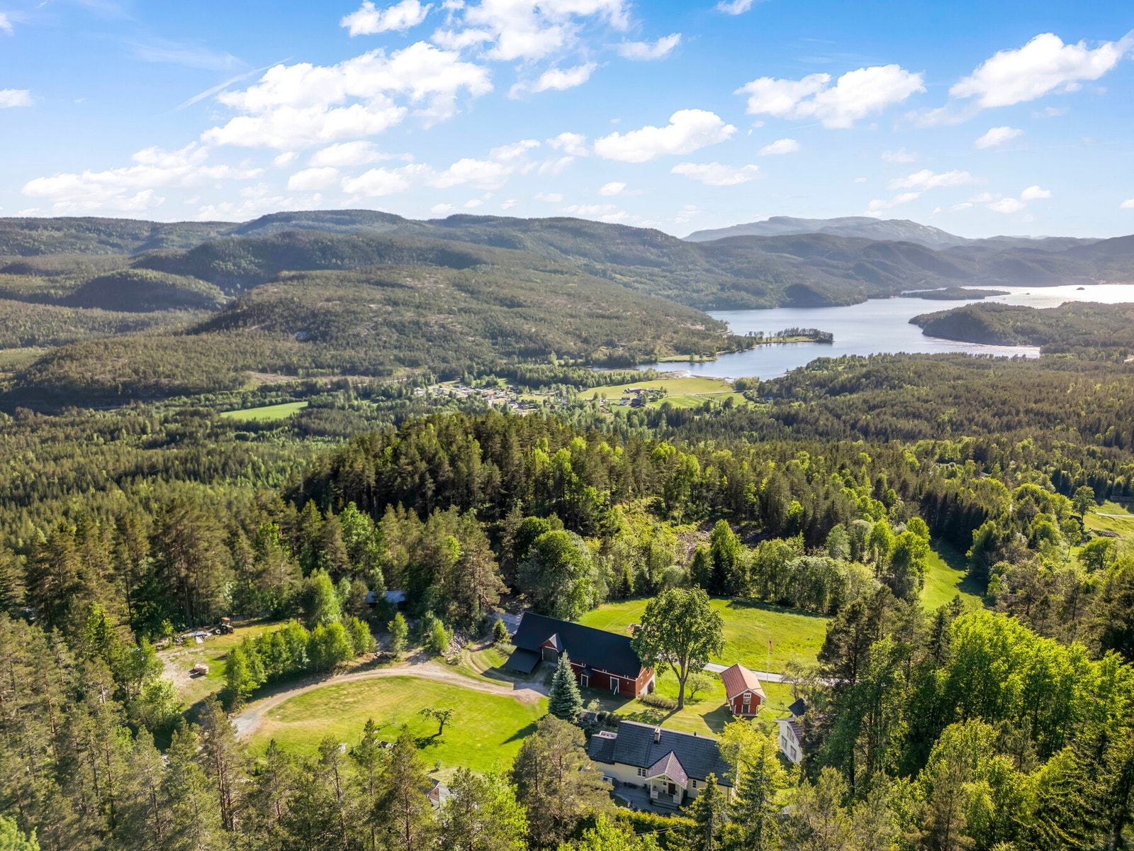 I venstre kant av eiendommen ligger det ett område egnet til å arbeide med ved. Der er det også ei eldre sag. Galleribilde