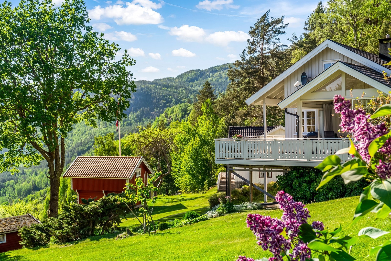 Aud Elin Lio v/Lokalmegleren & Partners ønsker velkommen til Brekkegrendvegen 294 og 292! Galleribilde