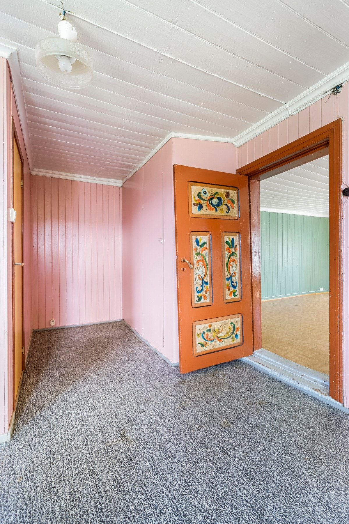 Døren til stuen er rosemalt og full av sjarm. Galleribilde