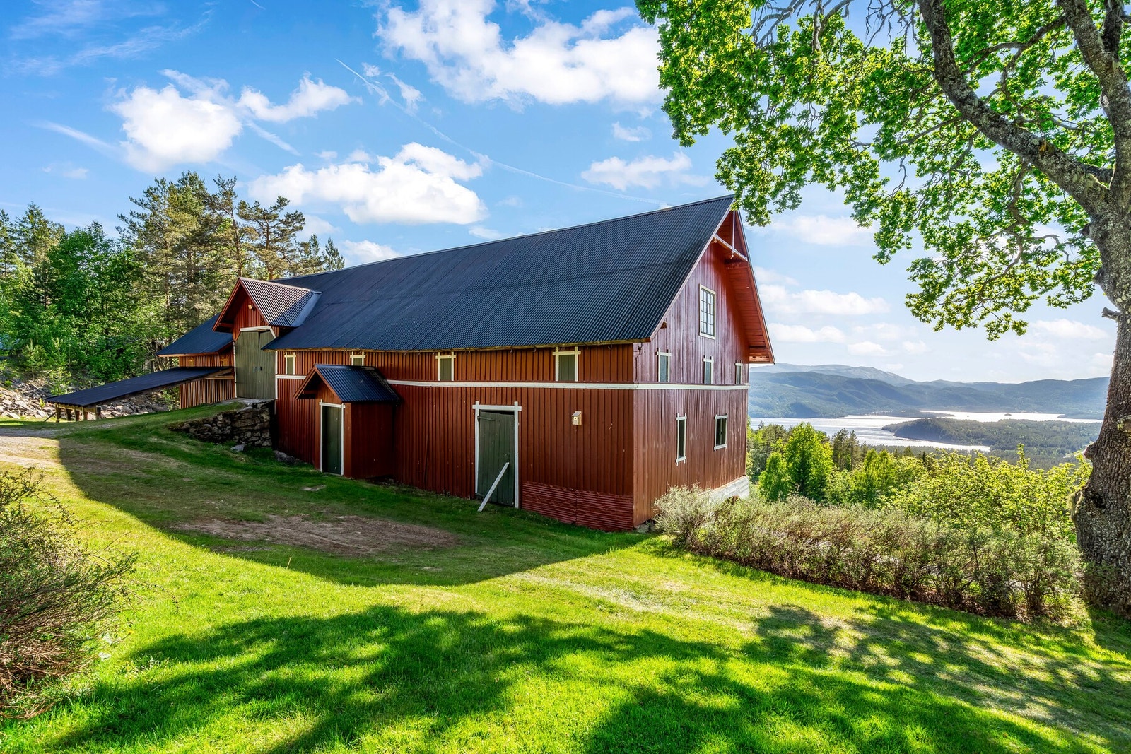 Uthuset har flere bruksrom og lagringsmuligheter. Galleribilde
