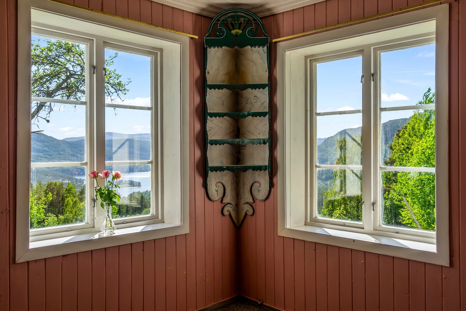 Gammel rosemalt hjørnehylle. Galleribilde