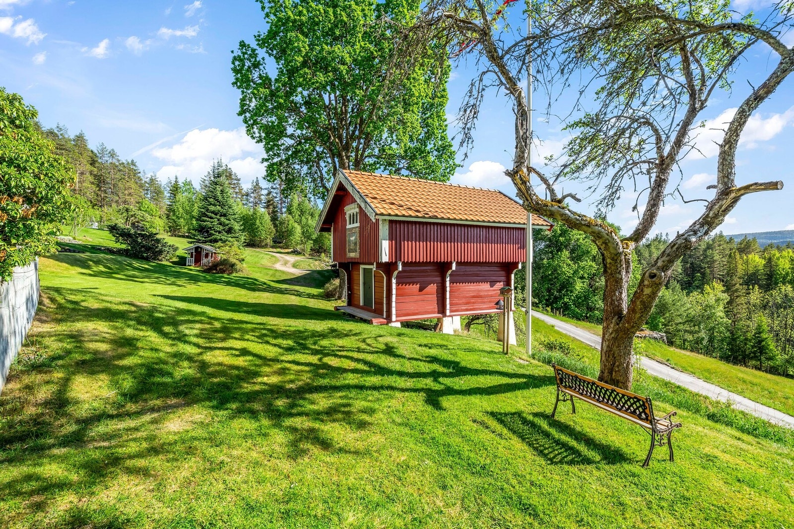 Ute på tunet finner vi ett gammelt stabbur og en lekestue. Galleribilde