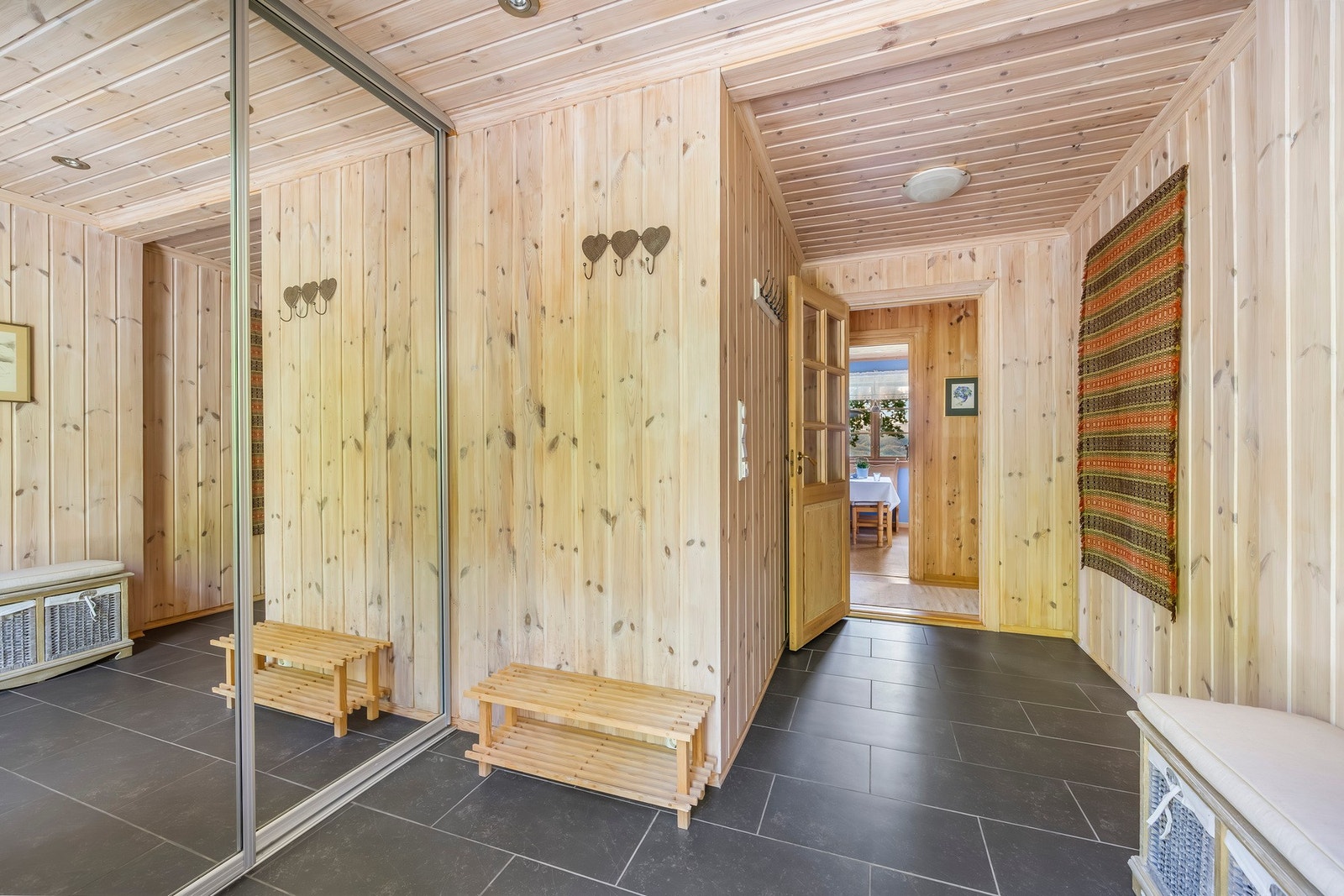 I entréen er det romslig og en plassbygd skyvedørsgarderobe. Galleribilde