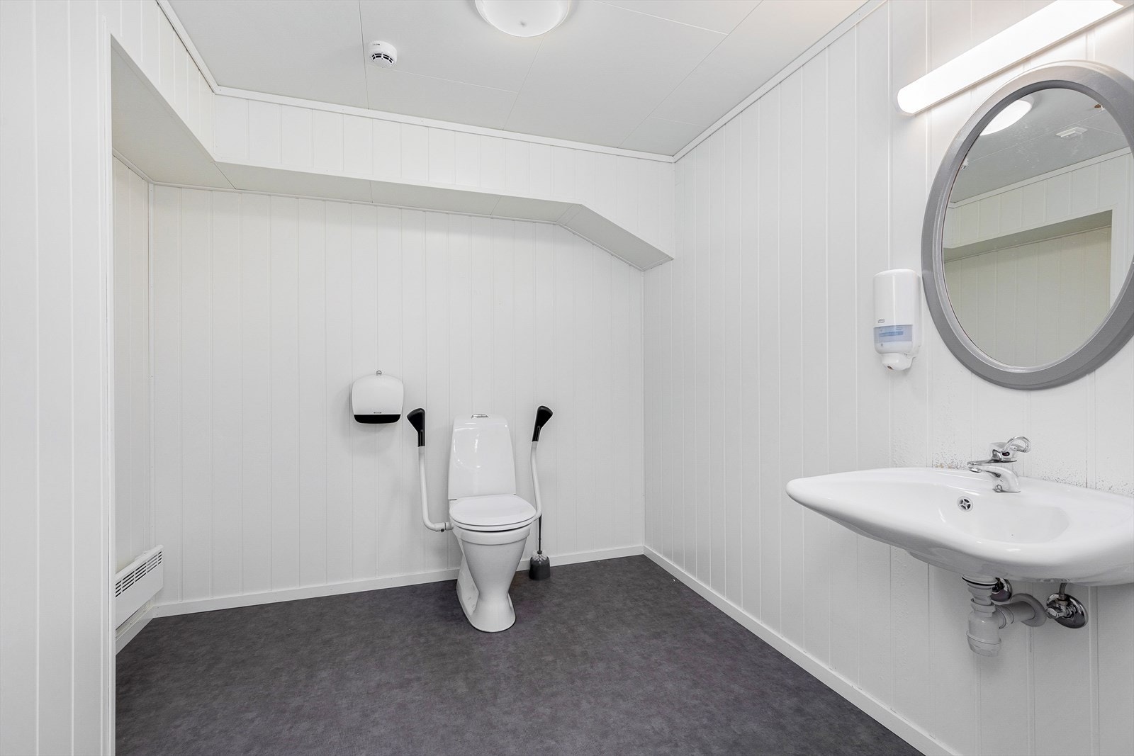 Det siste rommet i denne etasjen er eit totalett med servant og spegel. Galleribilde