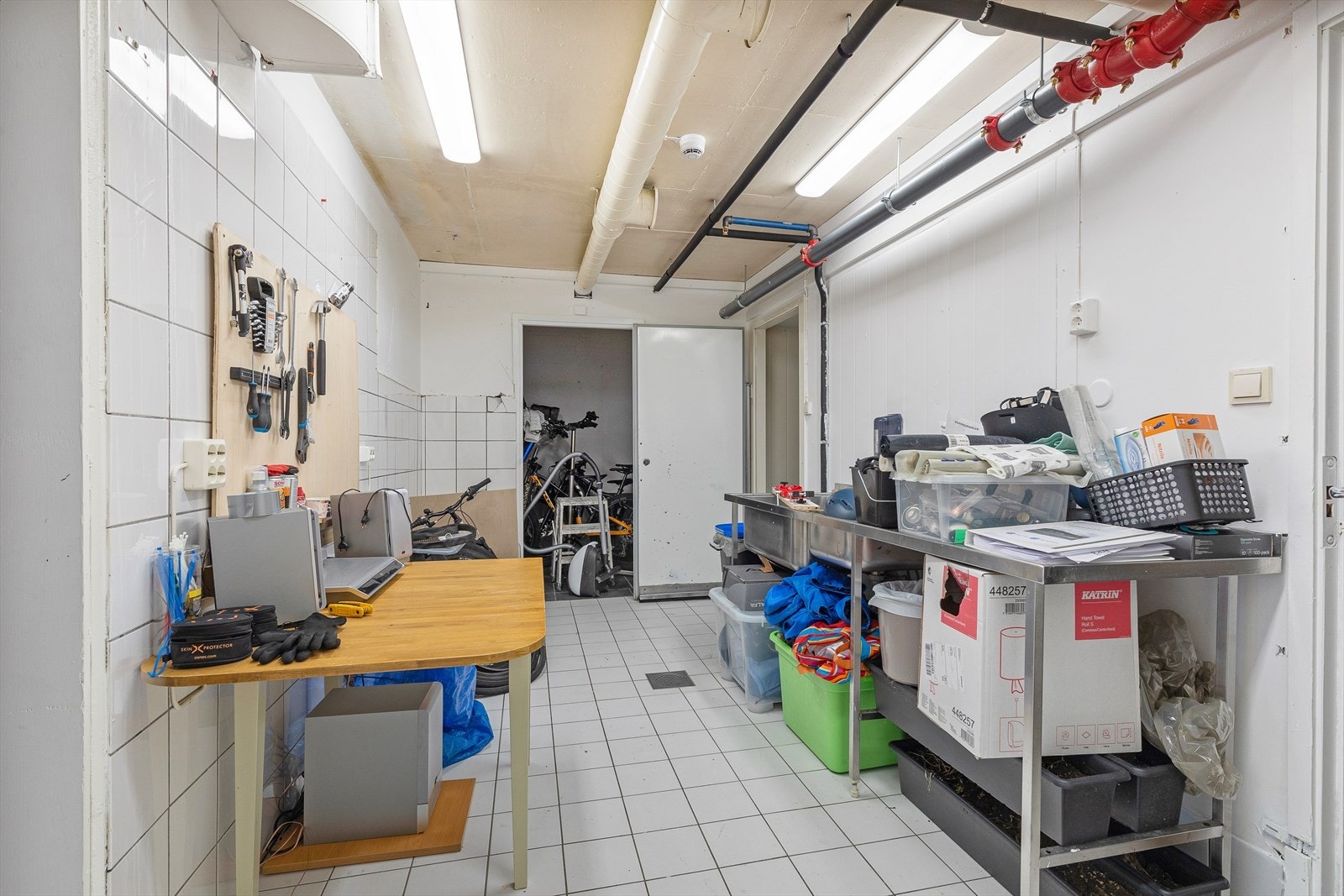 Her finn ein og rikeleg med bodplass og moglegheit for å lage kjøkken. Galleribilde