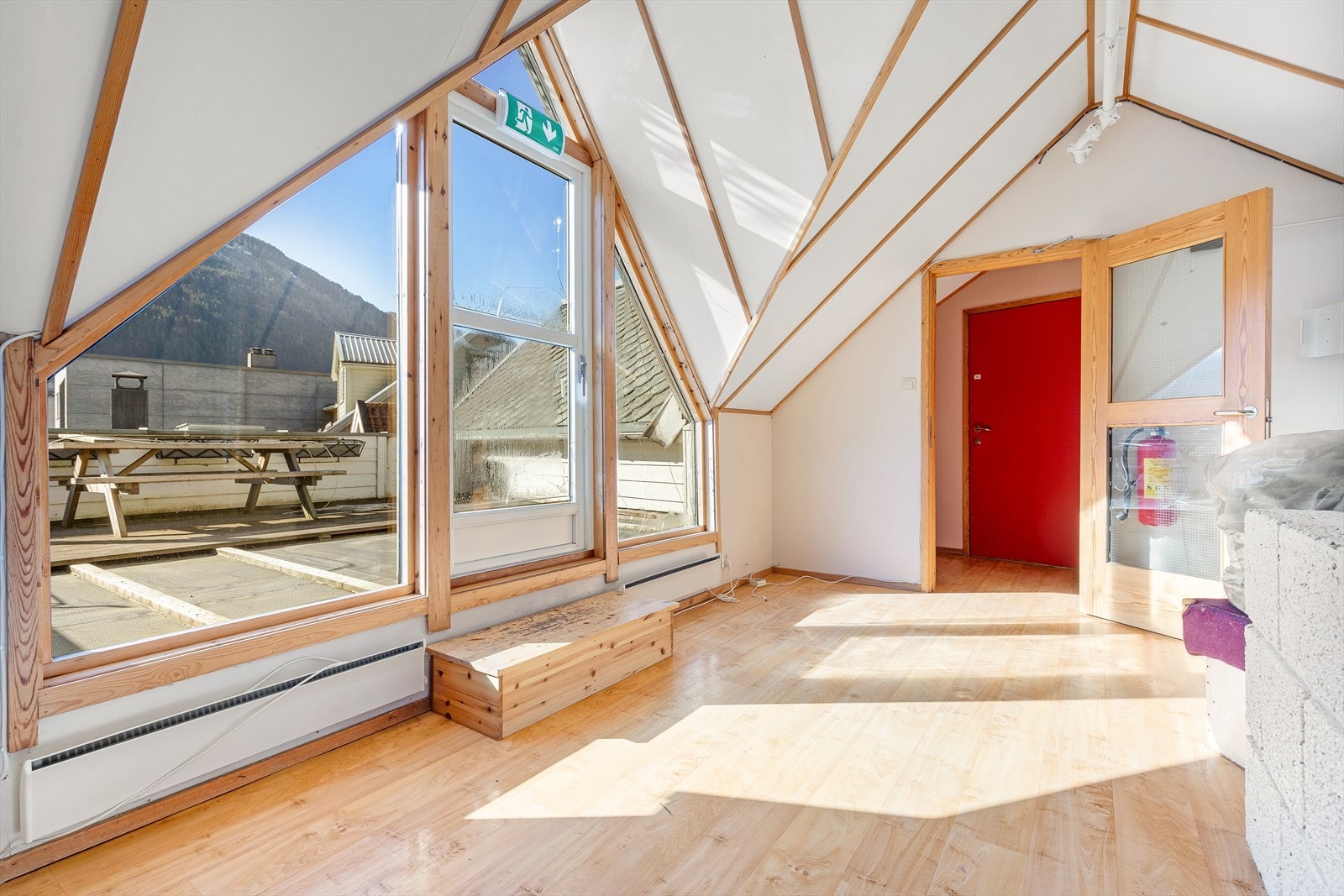 .... samt ein gang med utgang til... Galleribilde