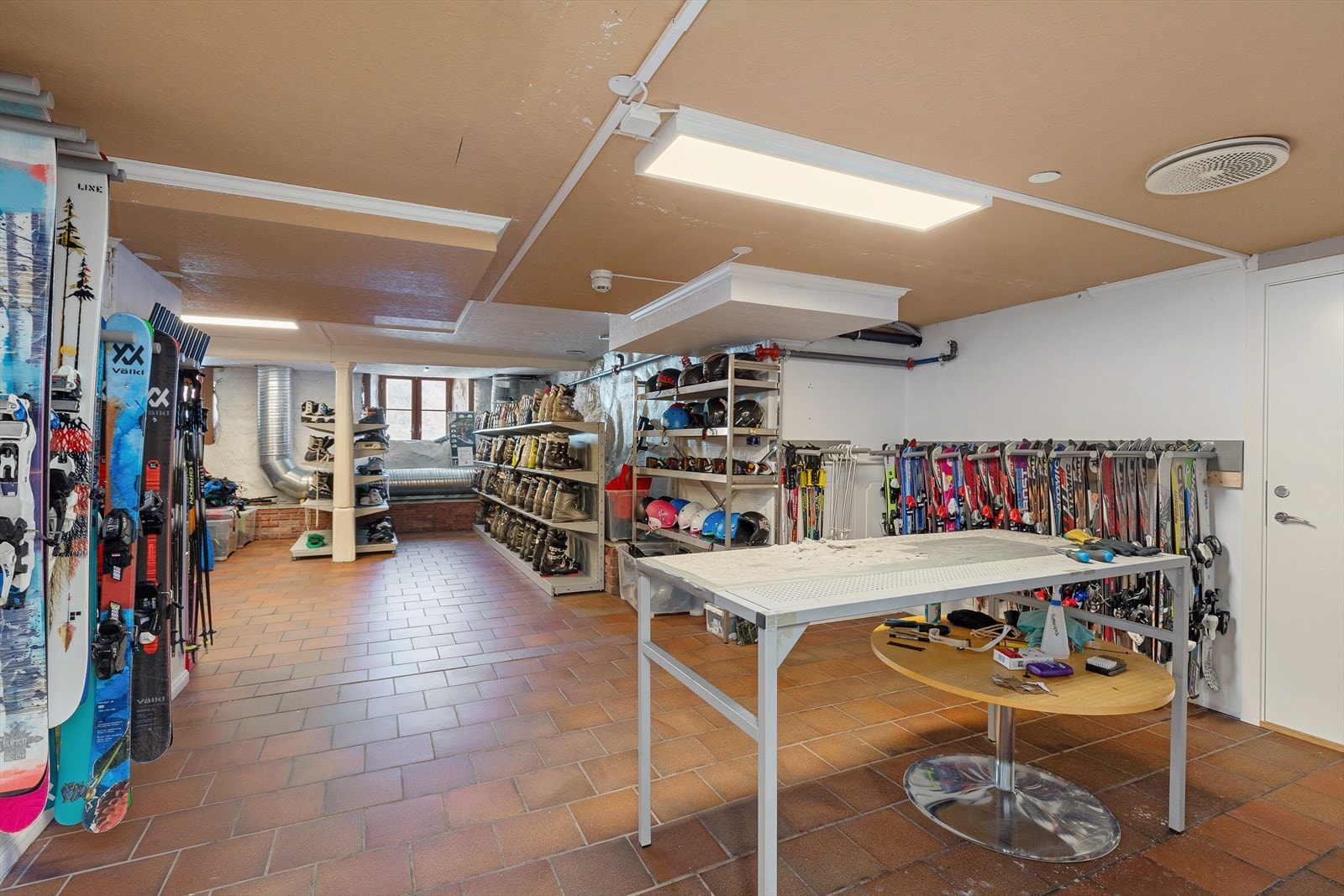 I kjellaren er det i dag utstyrsbod for frivillighetssentralen. Galleribilde