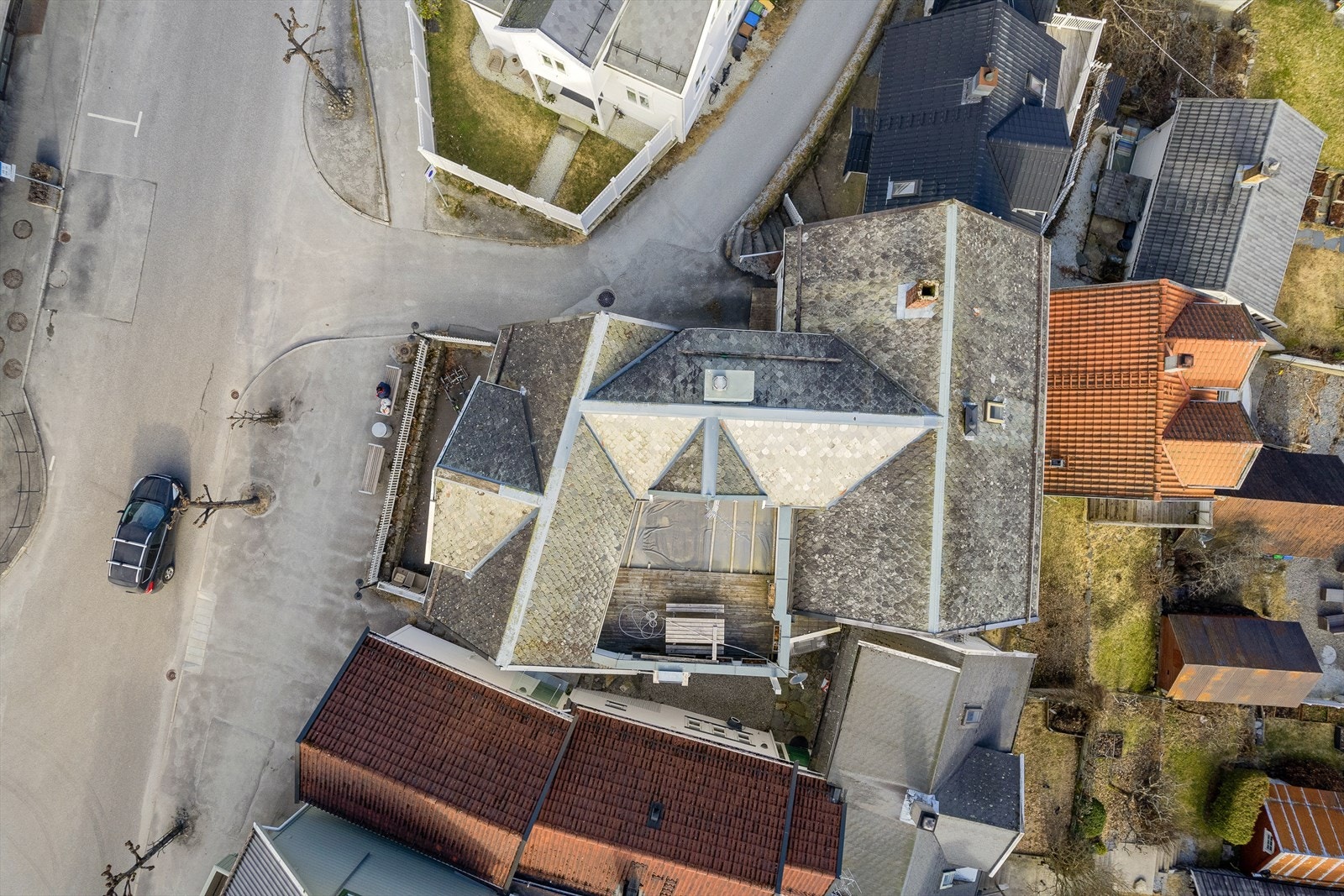 Fjørevegen 17 ligg midt i Sogndalsfjøra med gangavstand til alt Sogndal kan tilby av servicetilbod. Galleribilde