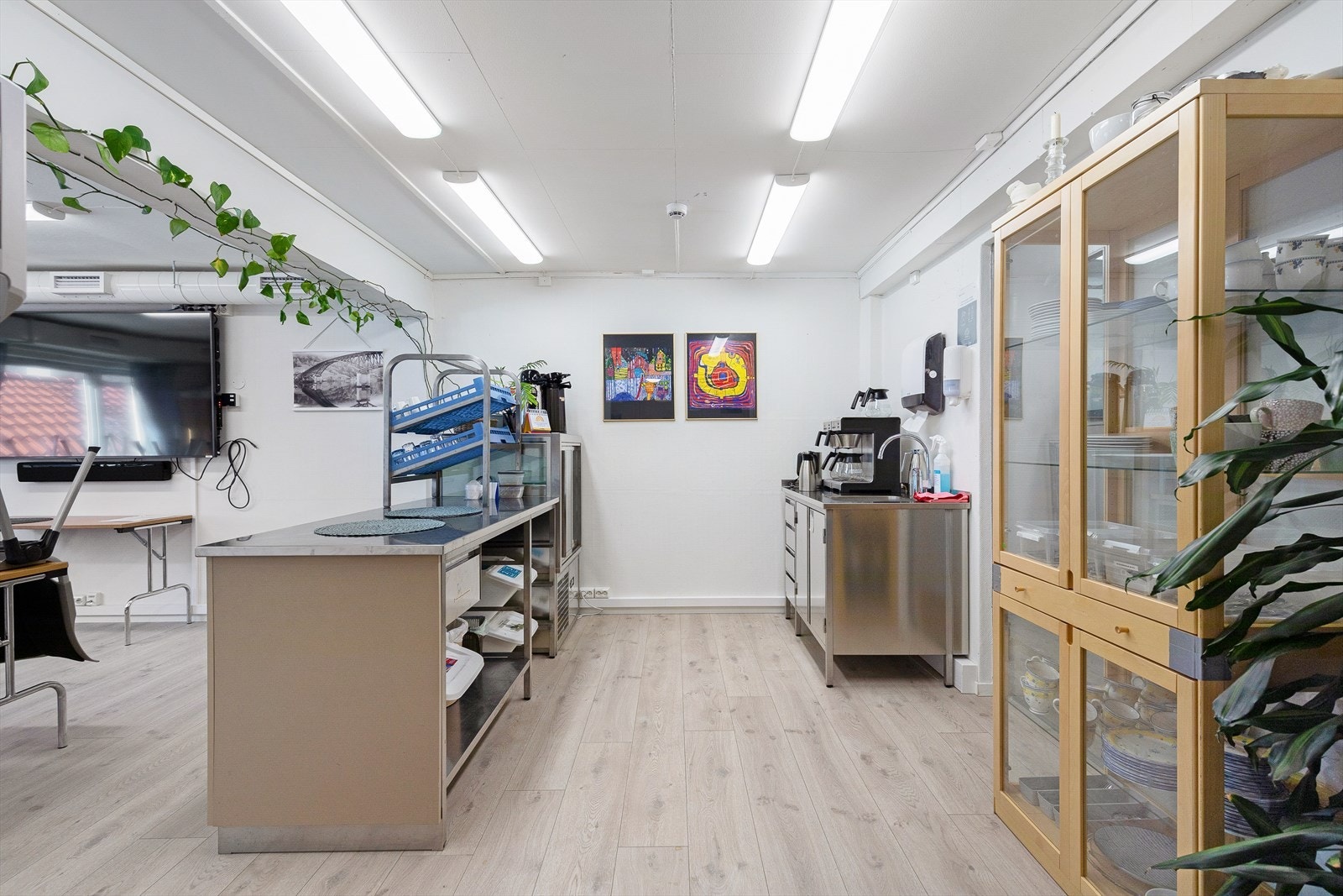 Første etasje er i dag brukt som kontor og næring... Galleribilde